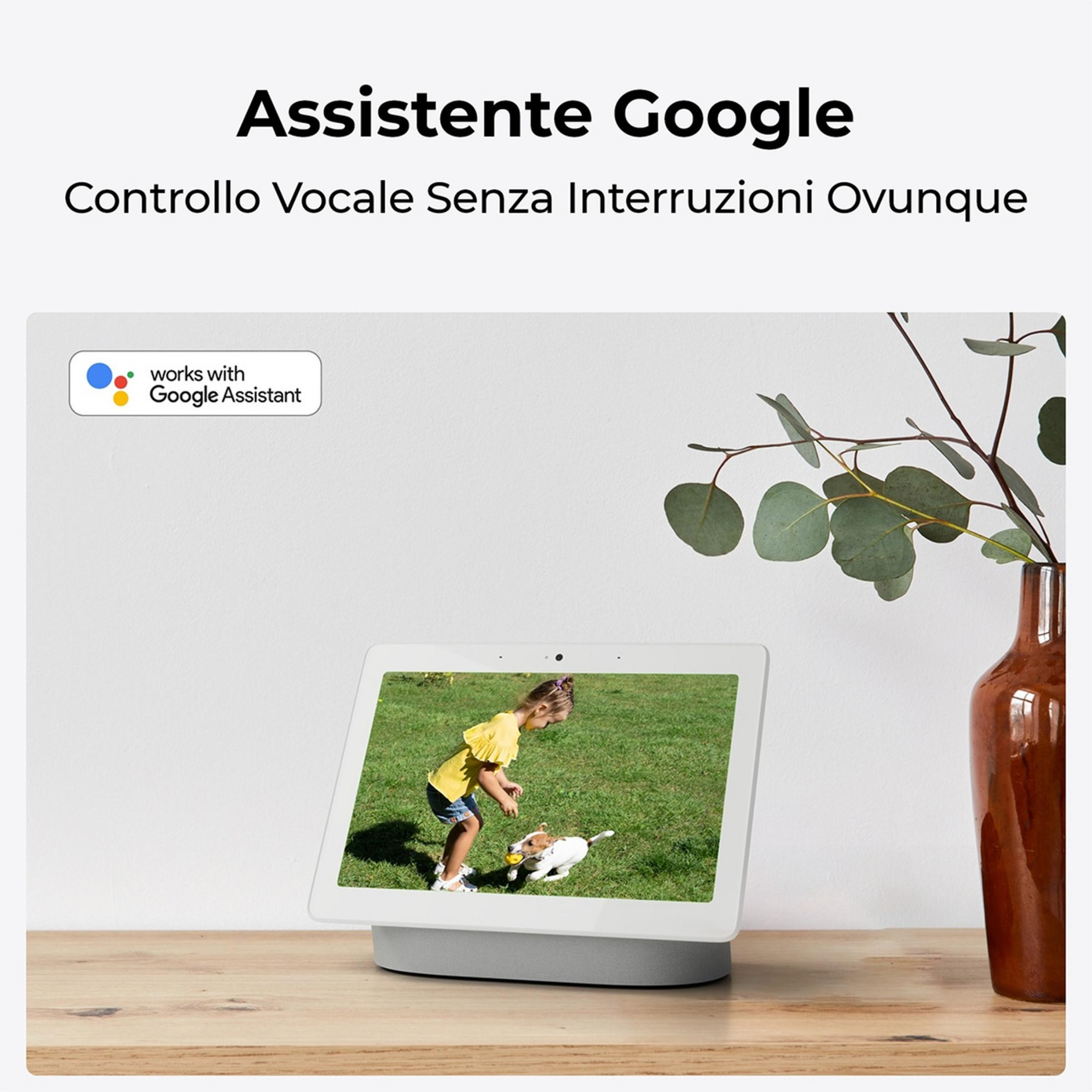 Dziewczynka bawi się z psem na trawie, widoczne na tablecie.