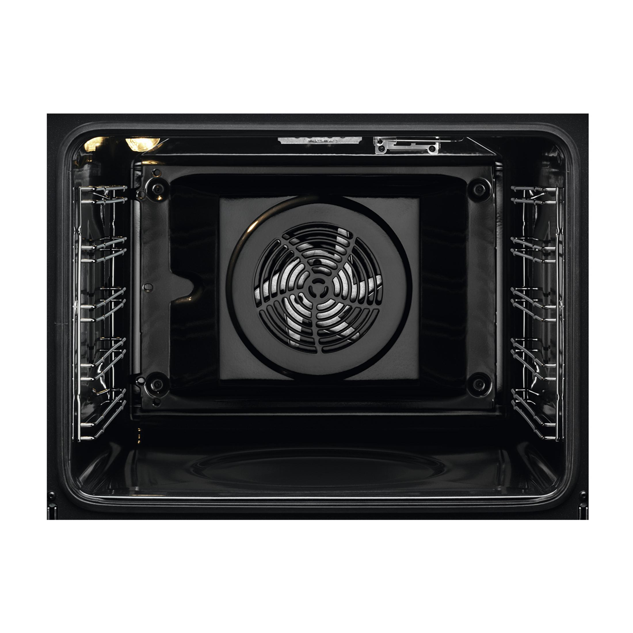 Interno di un forno con ventola e griglie.