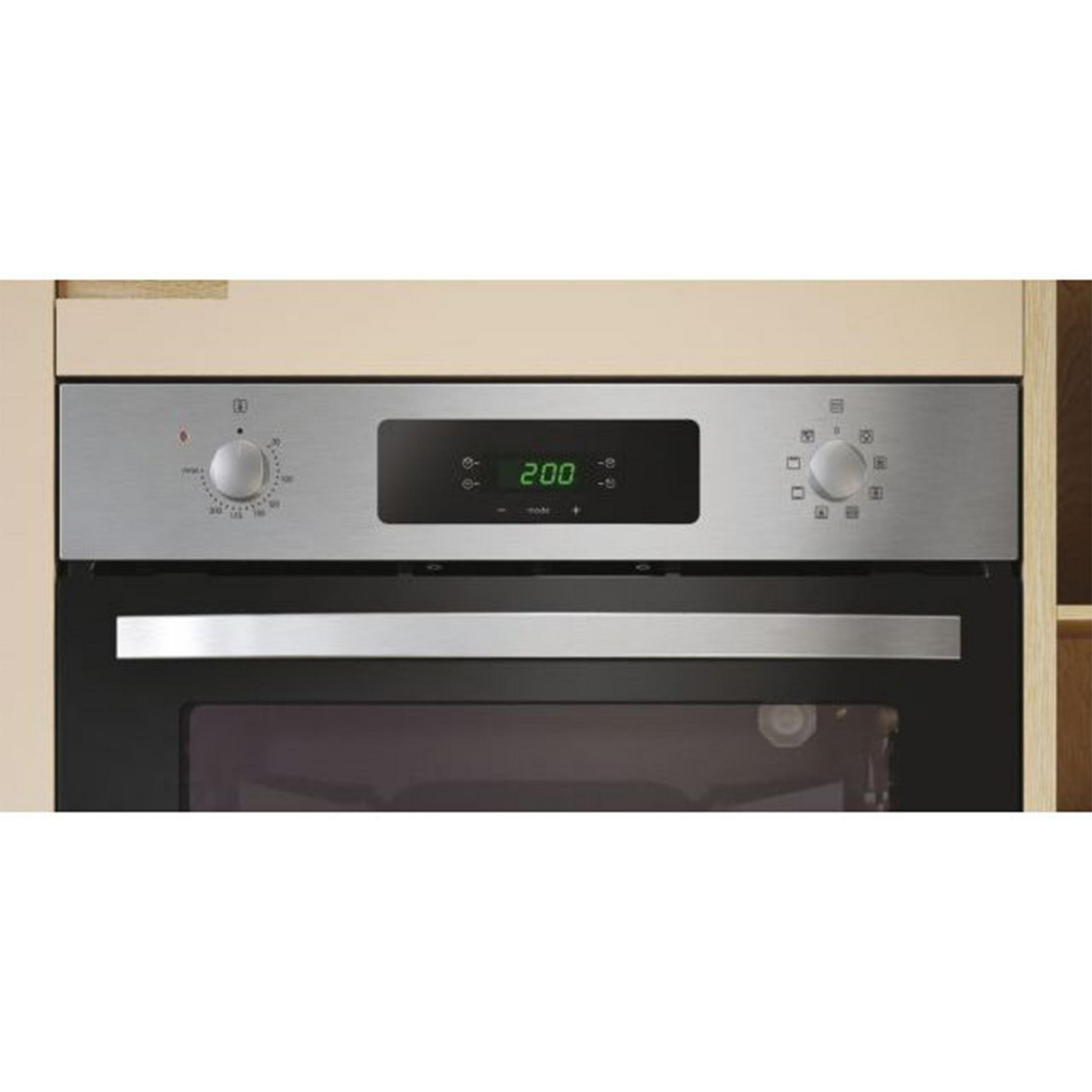 Un forno da incasso moderno con frontale in acciaio inox e display digitale a 200 gradi.