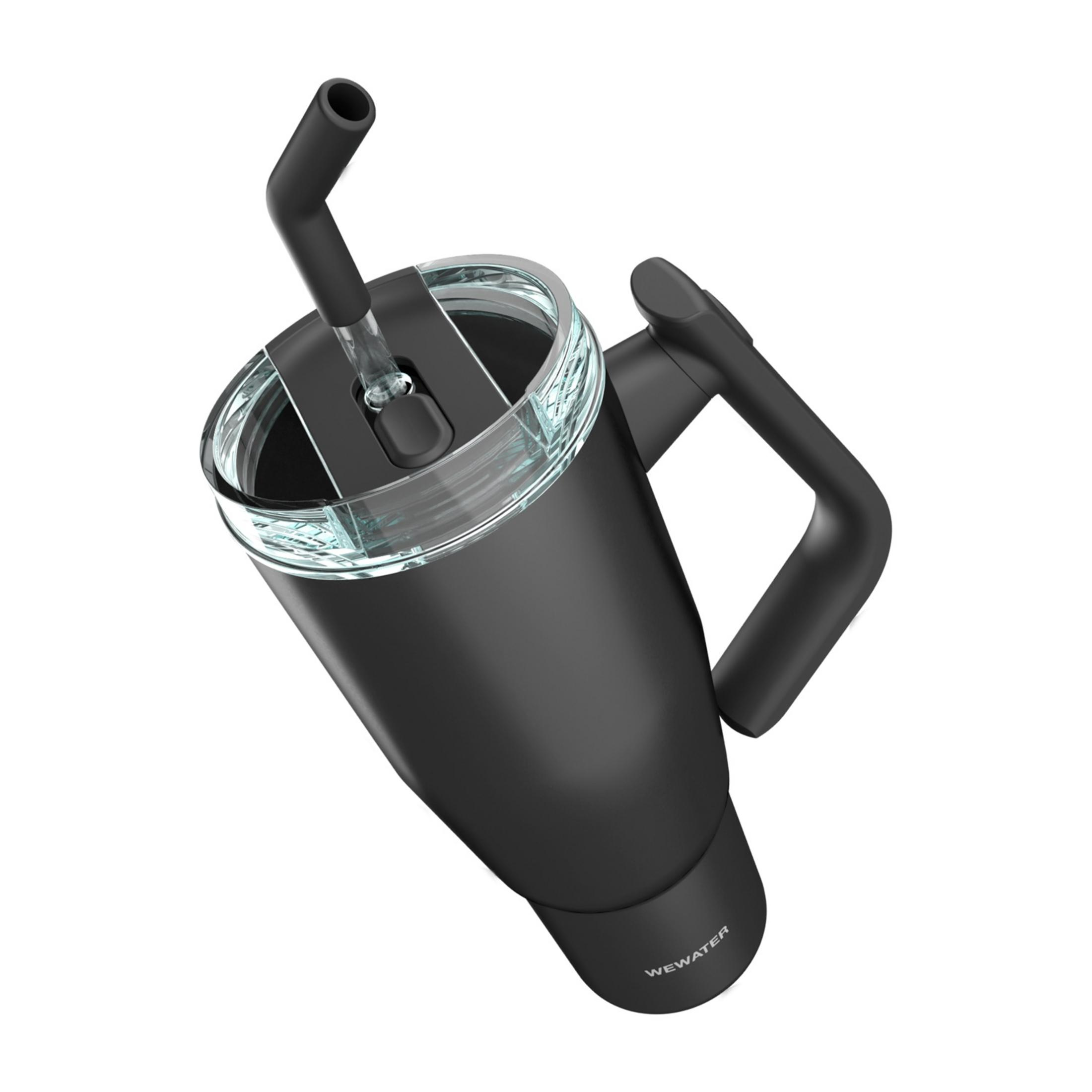 Vaso negro con asa y pajita, logo en la parte inferior.