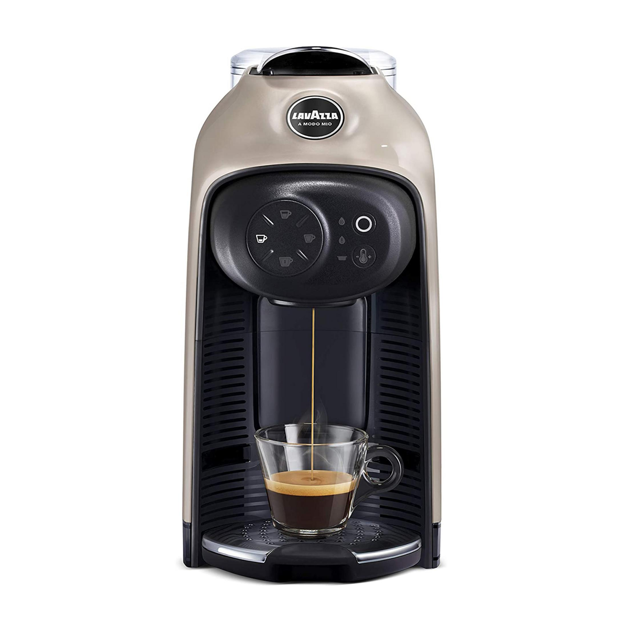 Ekspres do kawy Lavazza parzy espresso do szklanki.