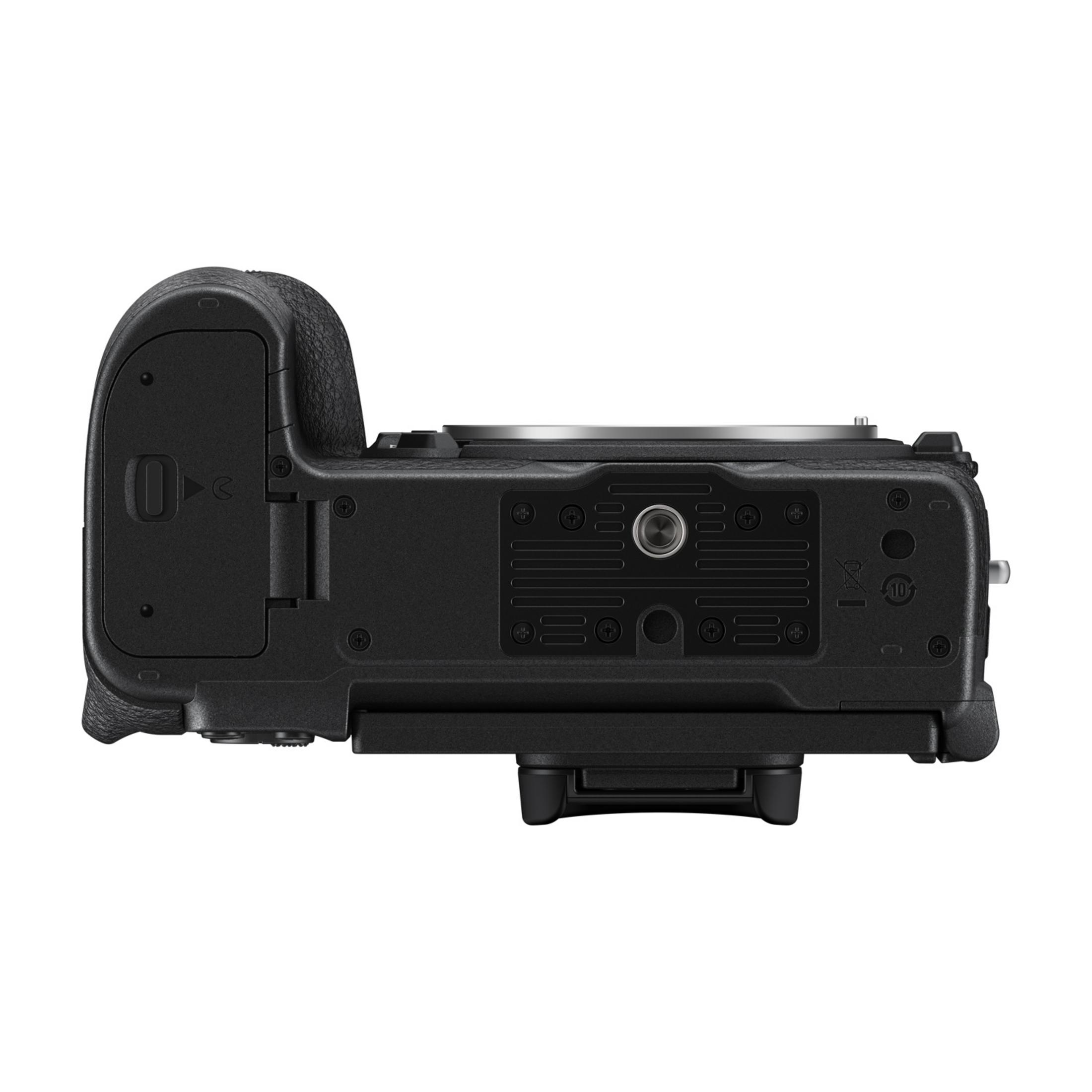 Primo piano di una fotocamera nera di lato, con porte e impugnatura visibili.