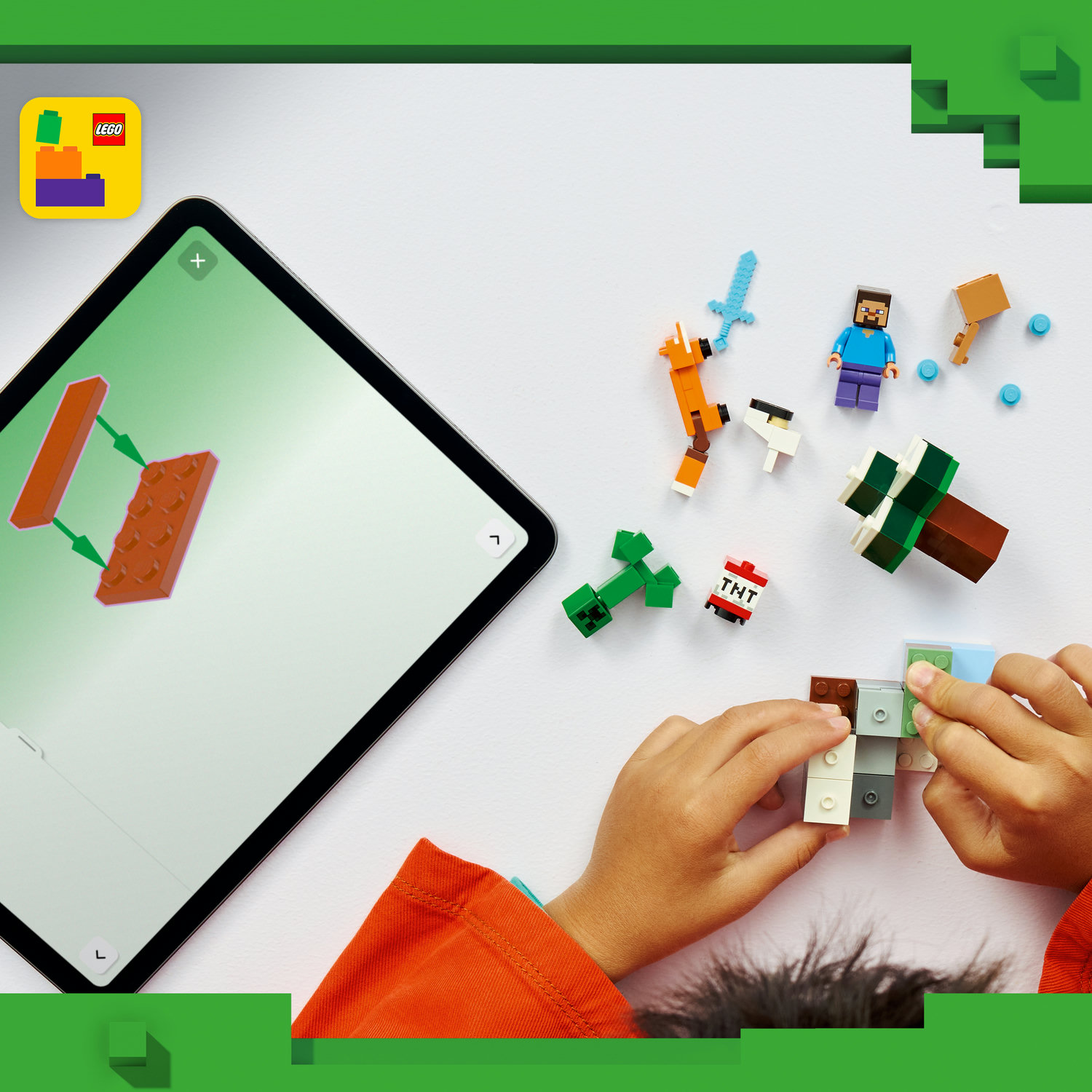 Dziecko buduje z kolorowych figurek Lego Minecraft i instrukcji na tablecie.