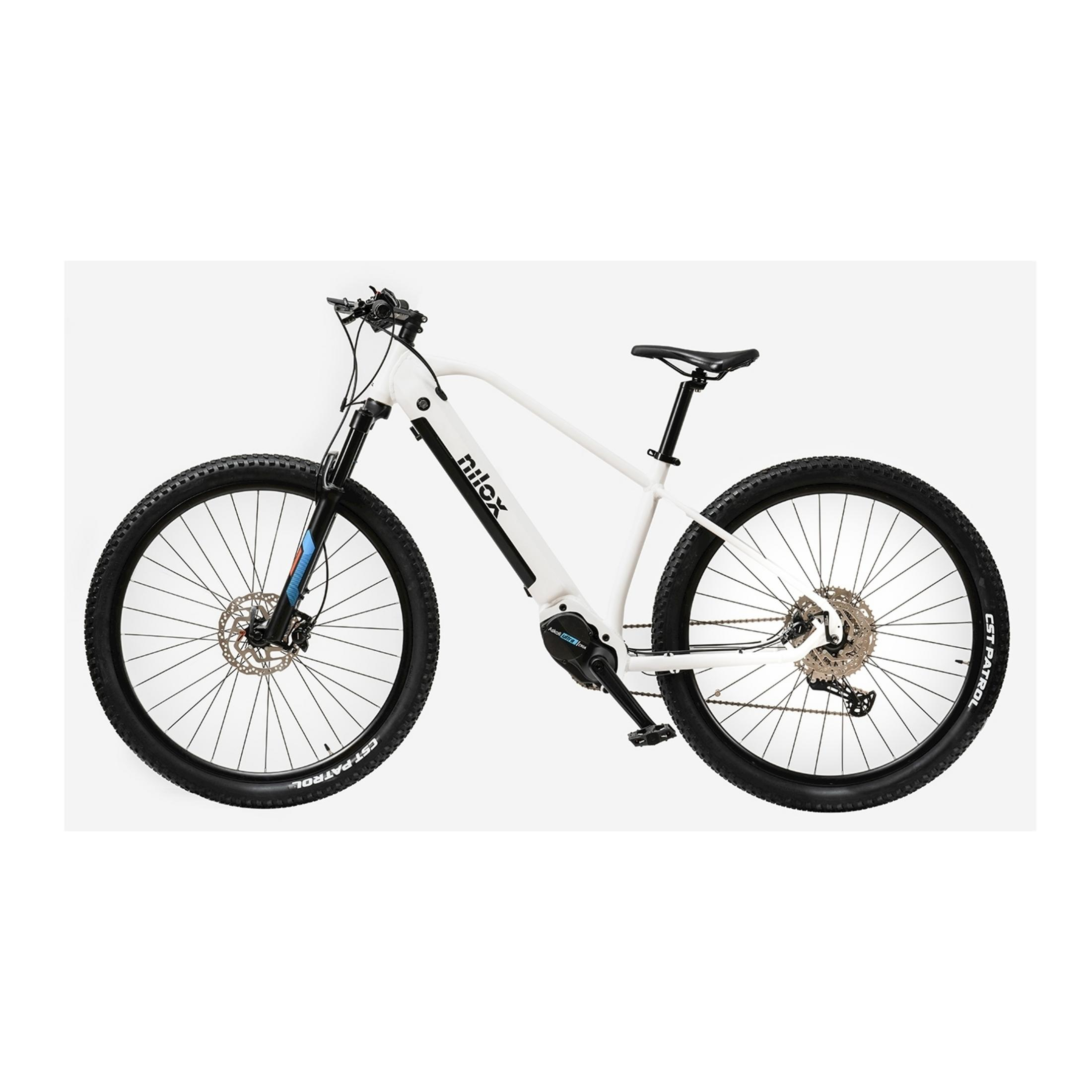 Una bicicletta elettrica bianca con pneumatici e ruote nere, su sfondo grigio.