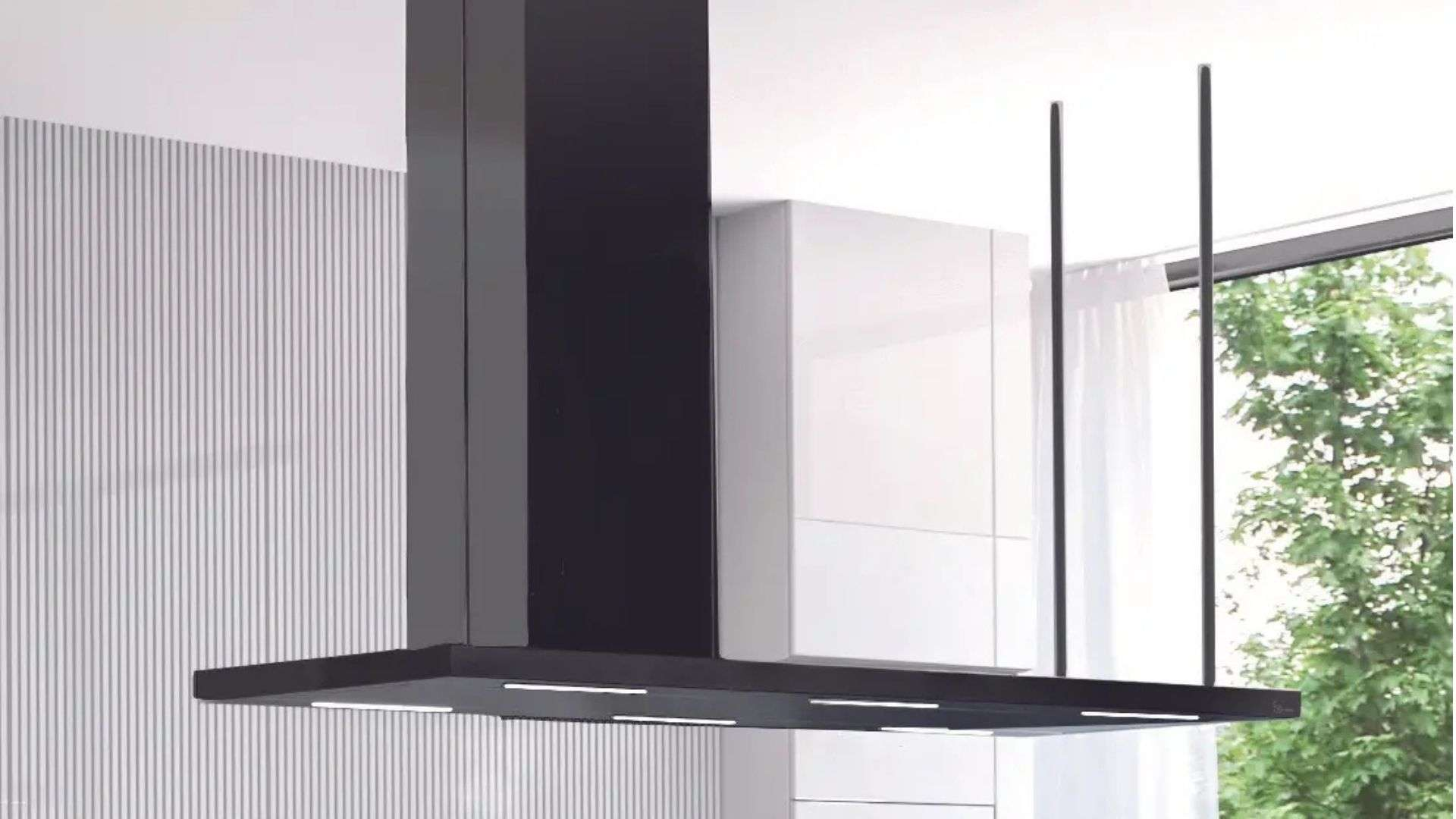 Cappa da cucina nera moderna con luci integrate, mobili bianchi e vista finestra.