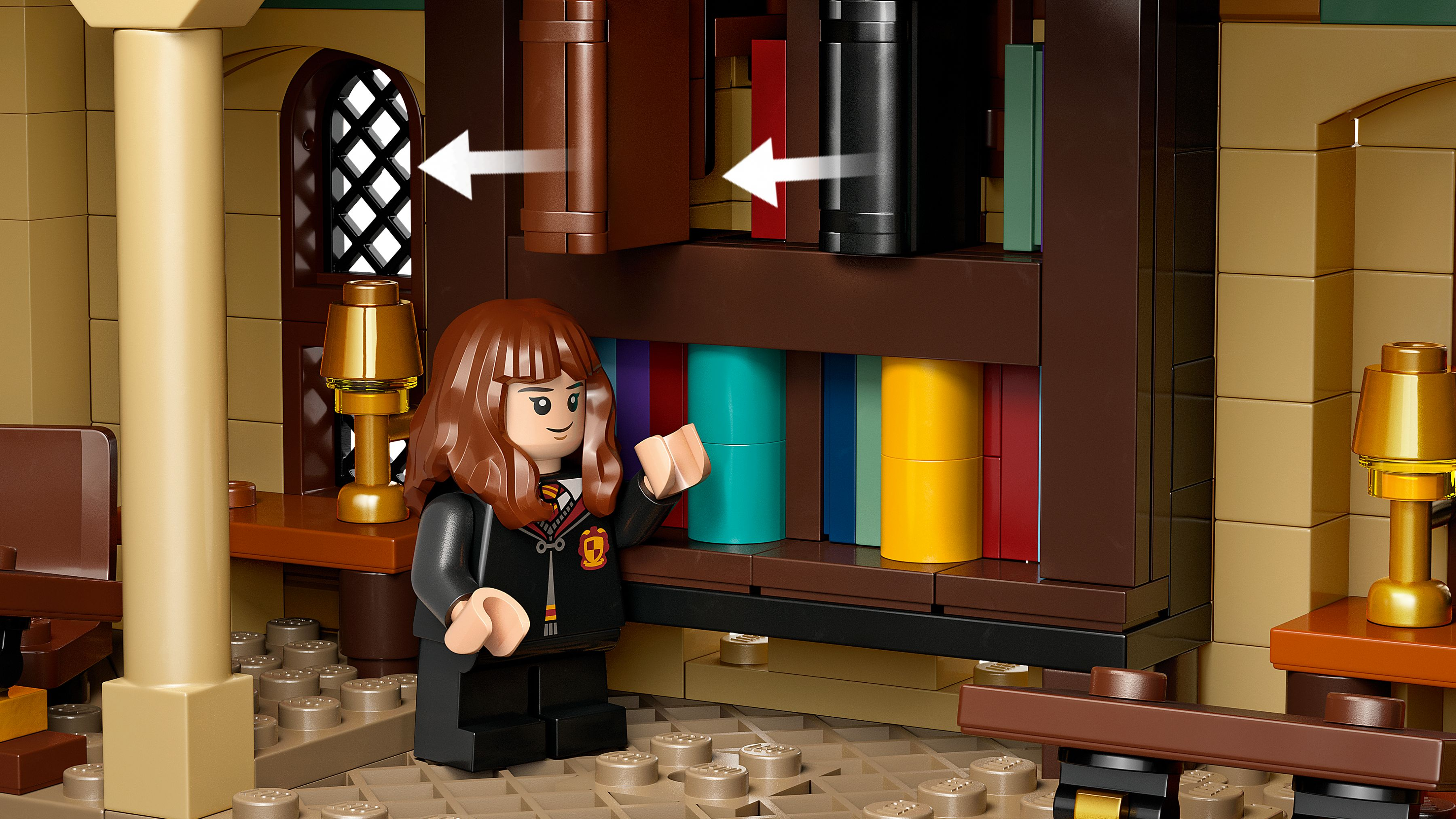 Lego-Figur vor Bücherregal mit farbigen Büchern und weißen Pfeilen.