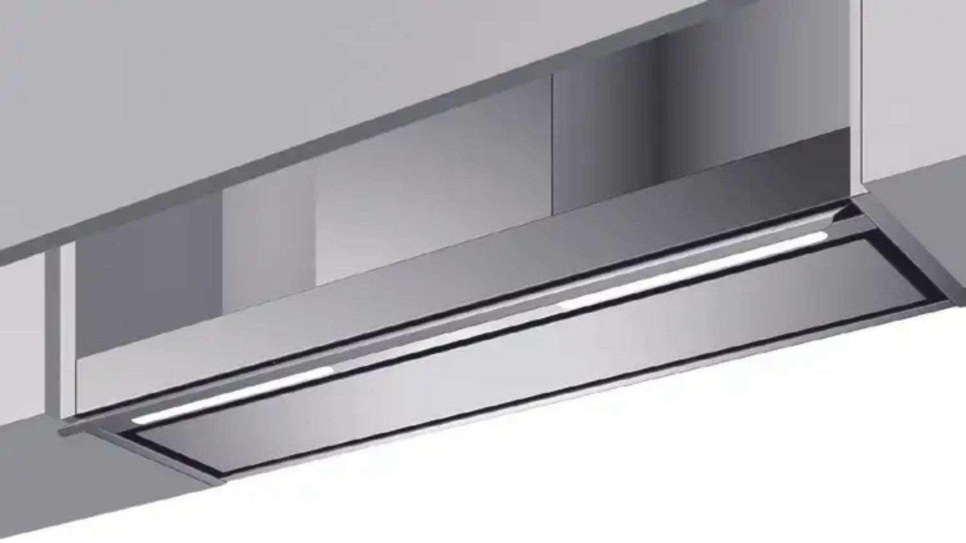Una moderna cappa aspirante in metallo spazzolato con illuminazione integrata.