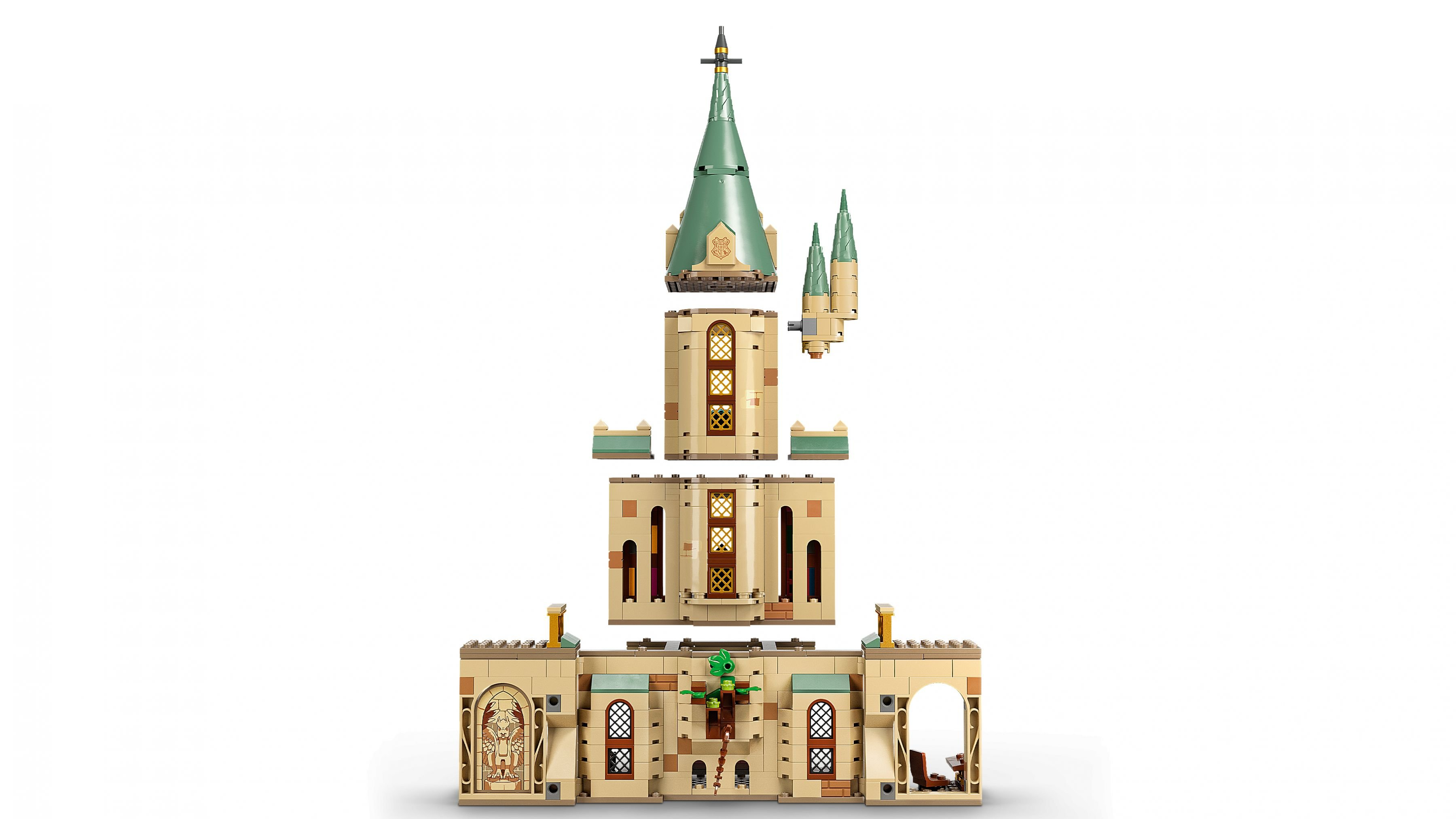 Ein Lego-Modell eines Turms mit grünen Spitzen und beige Wänden.