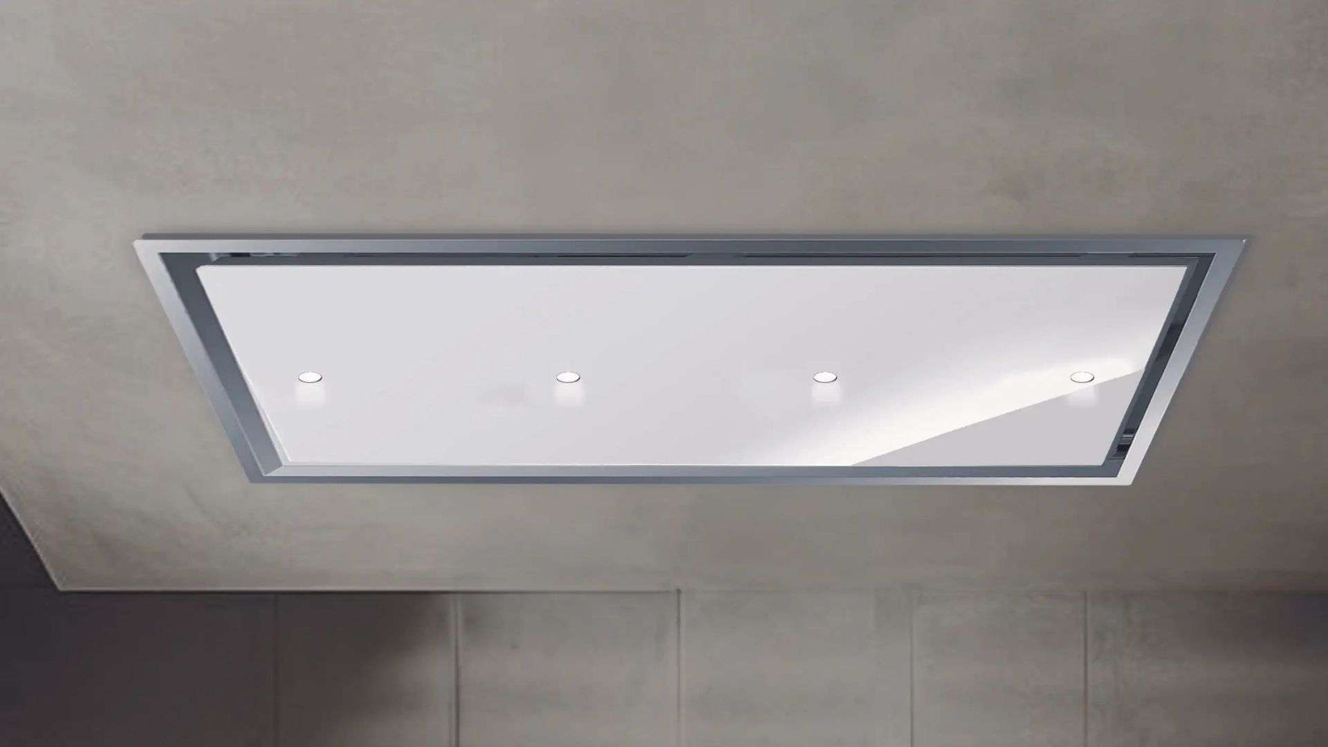 Una plafoniera rettangolare con cornice argentata e quattro piccole luci circolari.