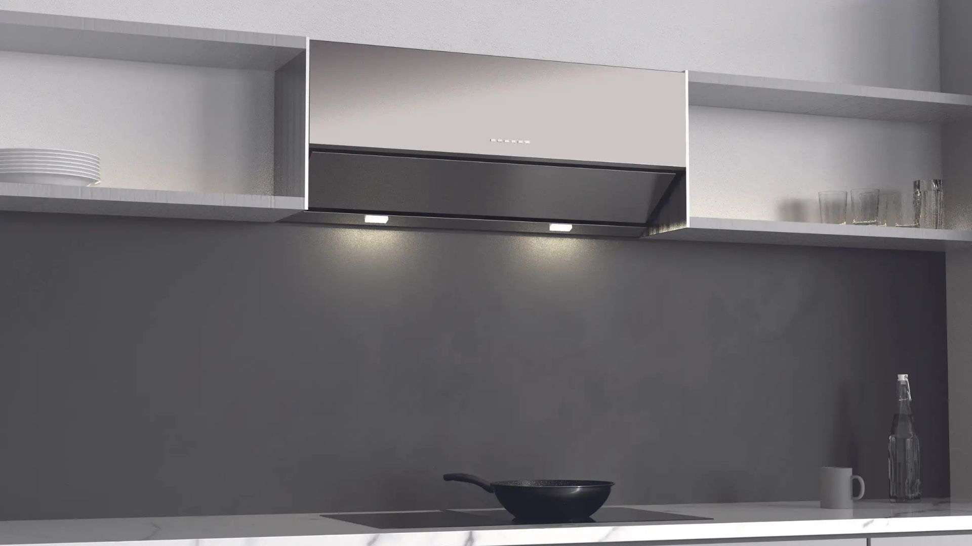 Cucina moderna con cappa elegante, bicchieri e bottiglia.
