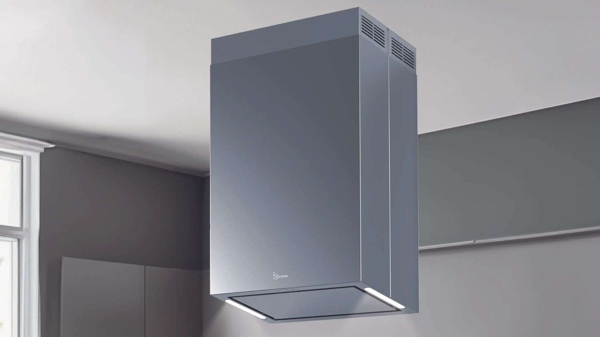Una cappa grigia con luci pende sopra una cucina.