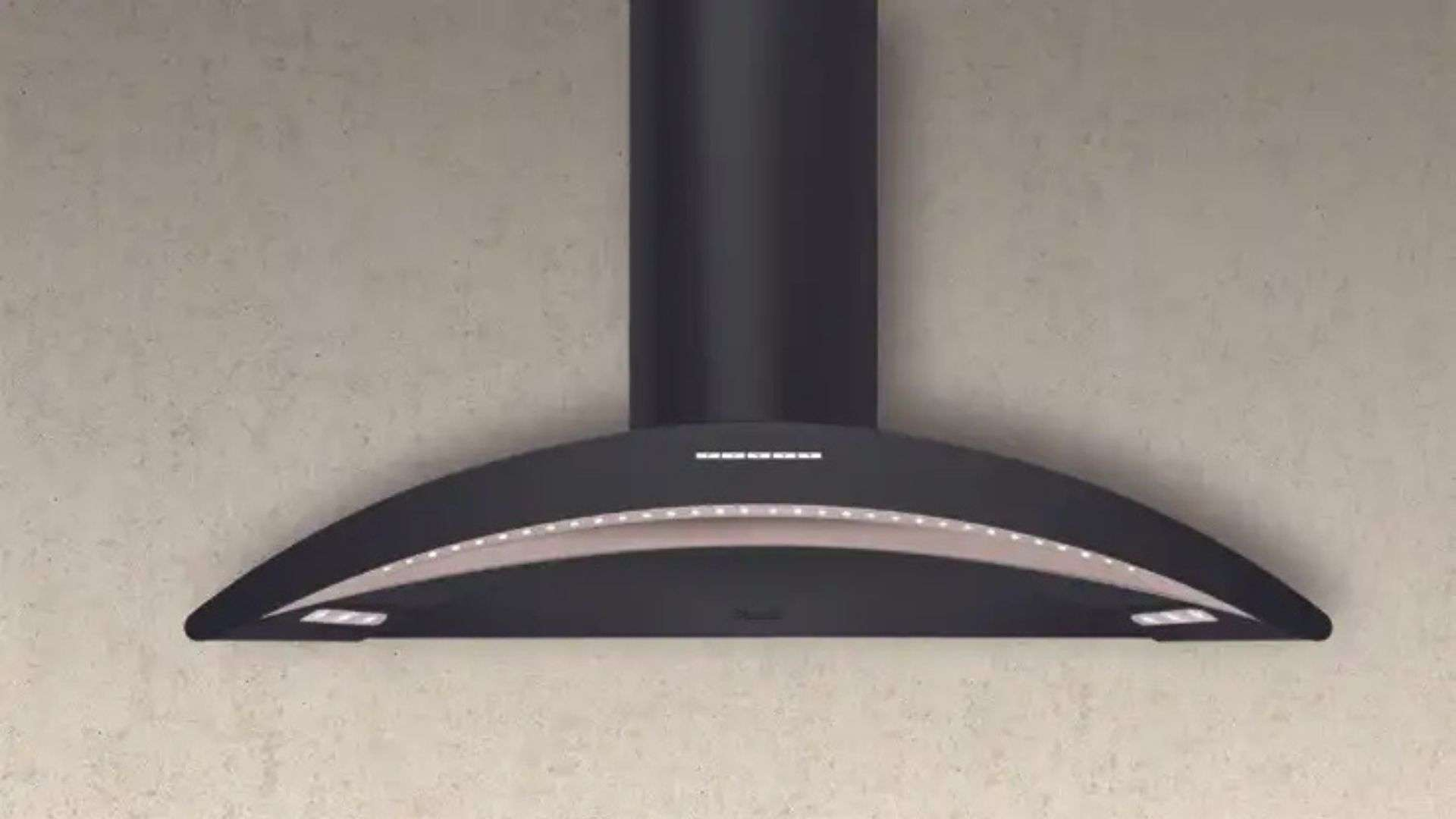 Cappa aspirante nera con illuminazione a LED contro un muro.