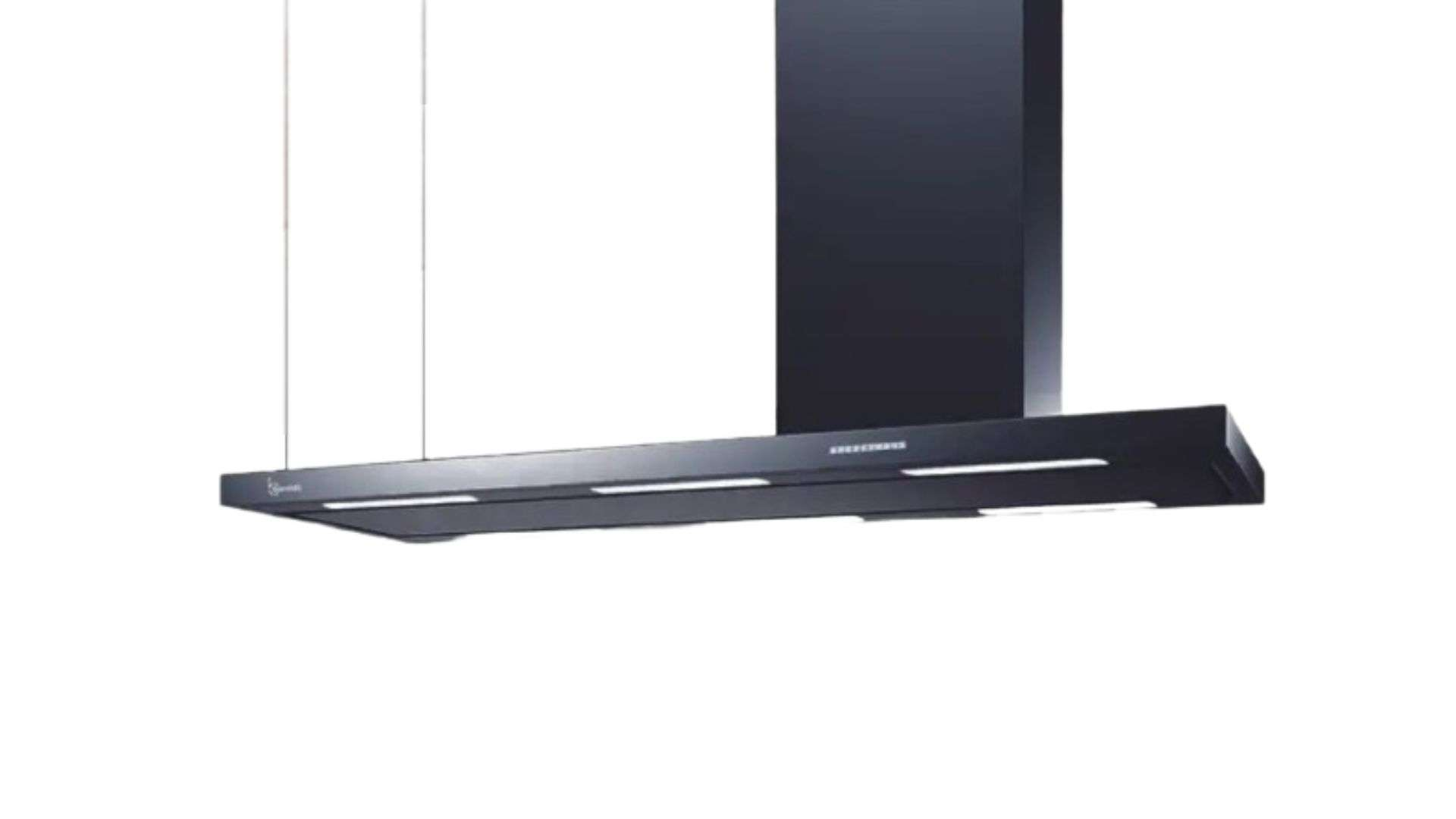 Una cappa aspirante nera con luci pende dal soffitto.