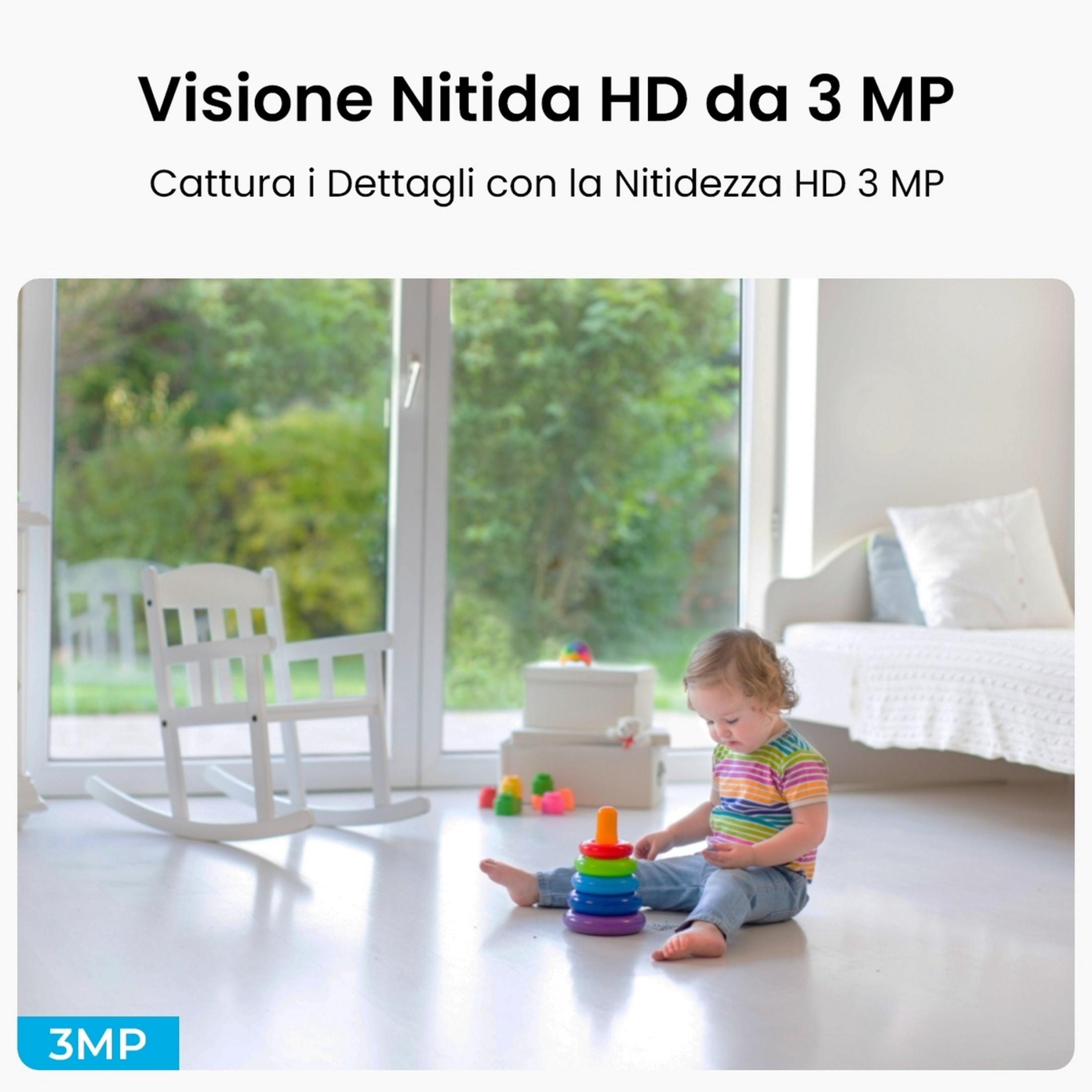 Dziecko bawi się kolorową zabawką do układania na jasnej podłodze.