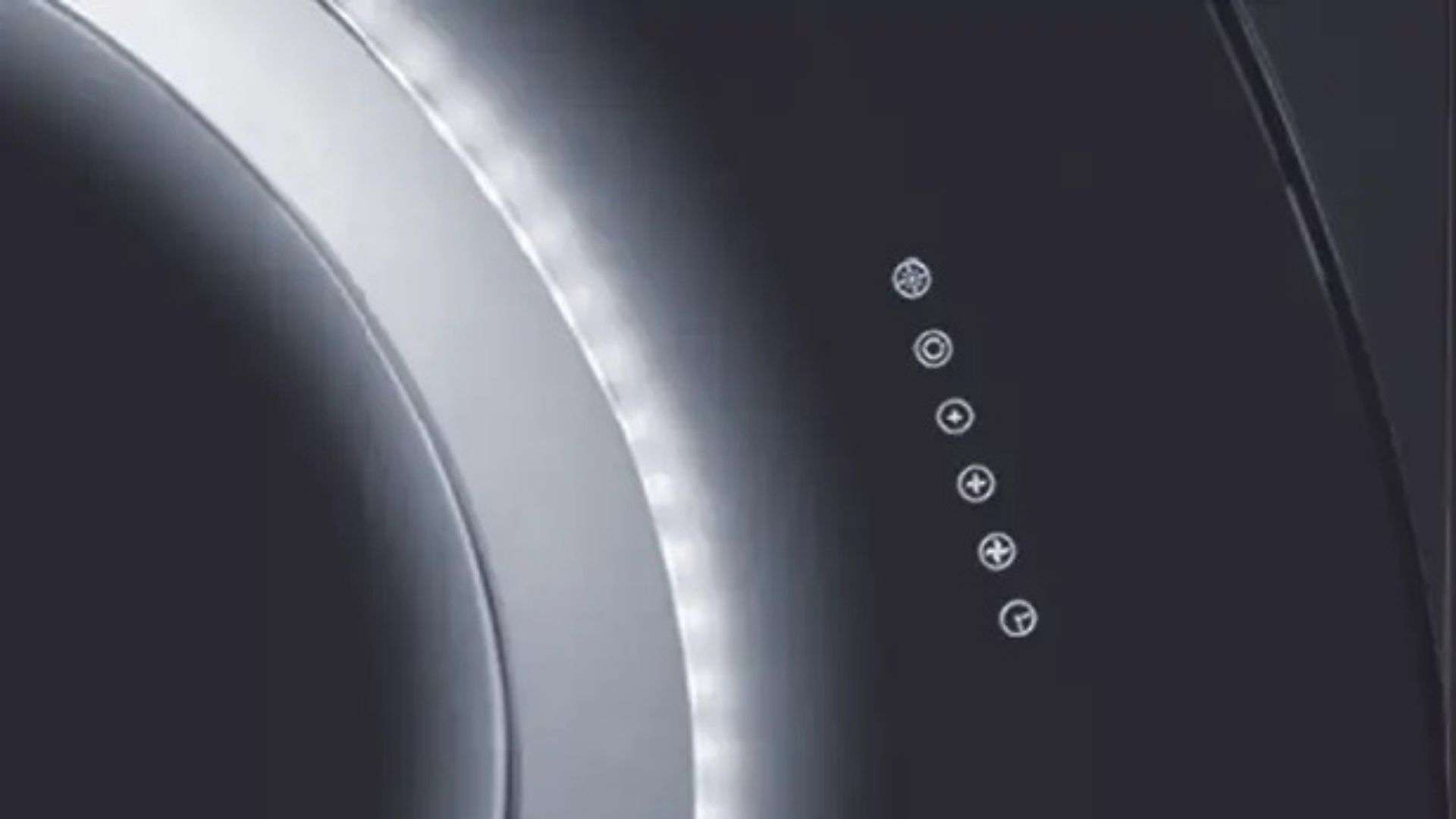 Sfondo scuro con controlli touch e bordo illuminato.