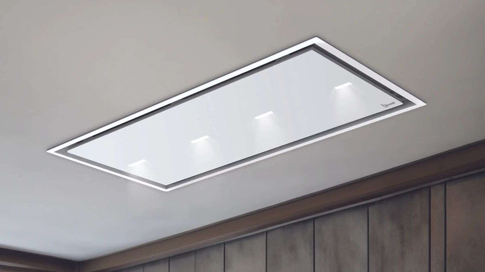 Cappa da soffitto bianca con quattro luci, incassata in un soffitto bianco.