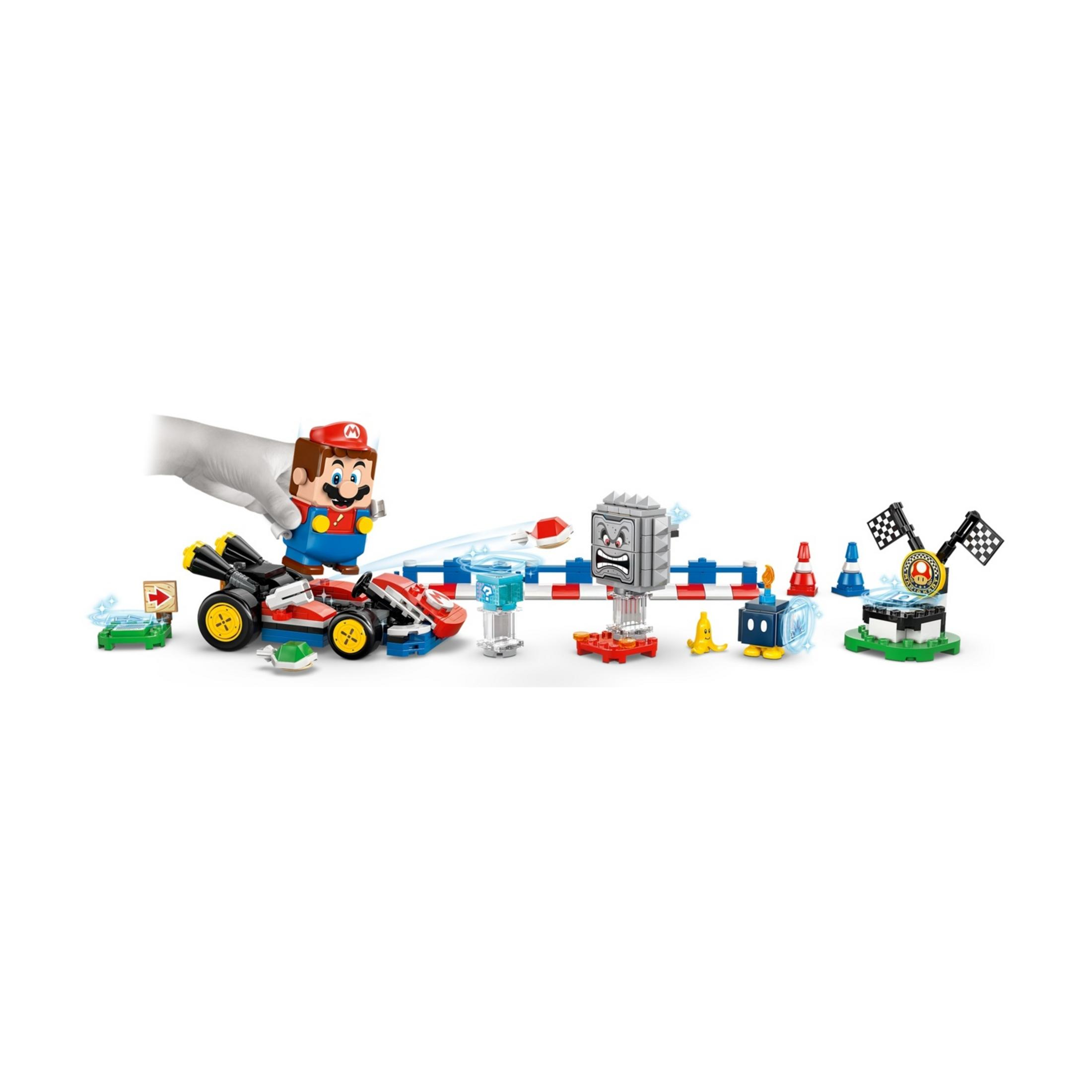 Mario in un playset Go-Kart con ostacoli come Thwomp e una banana.