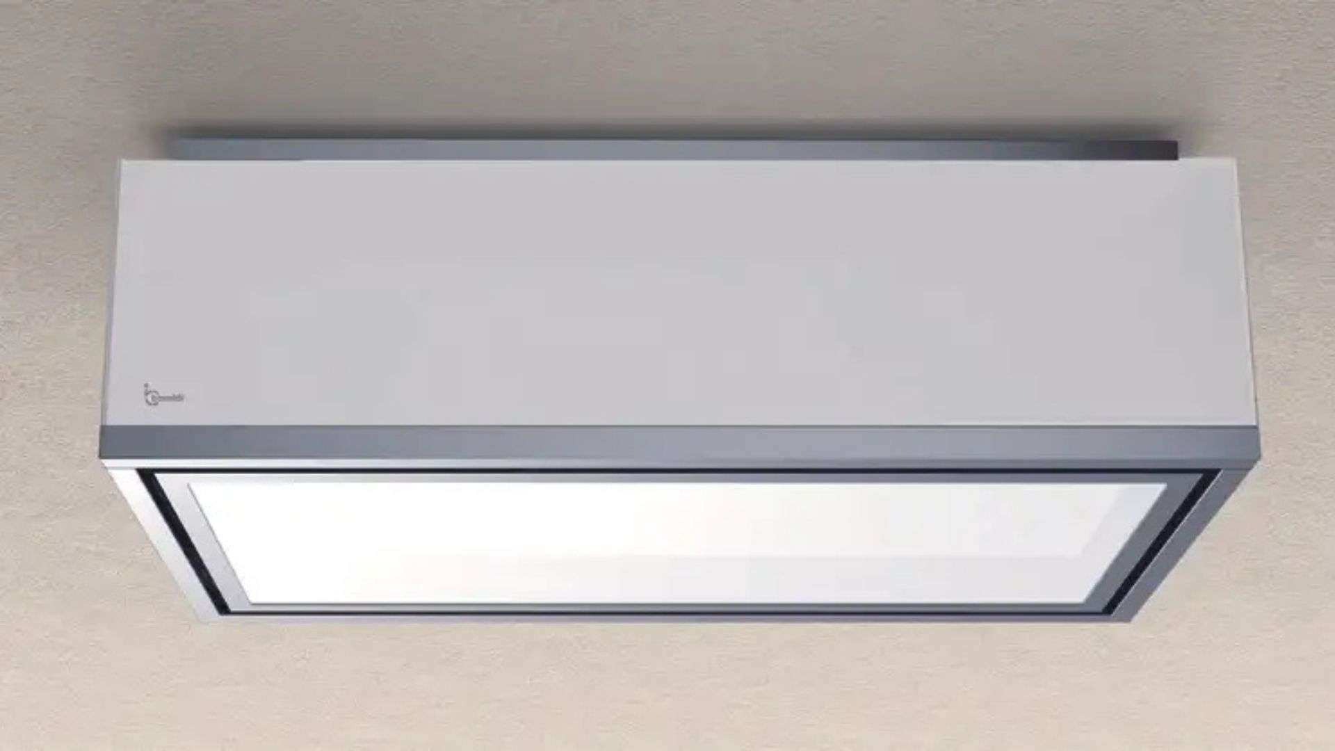 Una cappa aspirante bianca con accenti grigi è montata a soffitto.