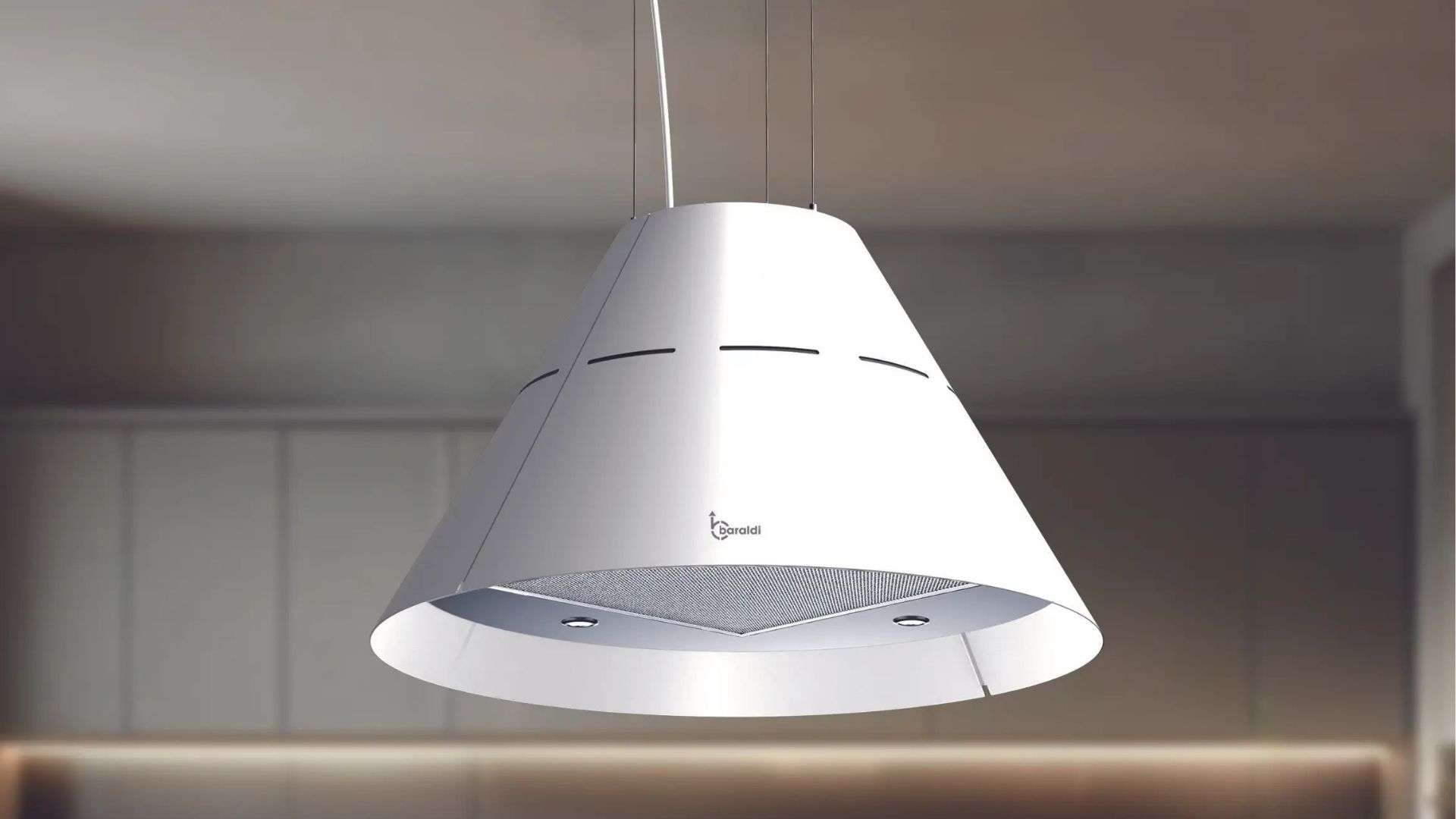 Una cappa da cucina bianca a forma di cono pende dal soffitto.
