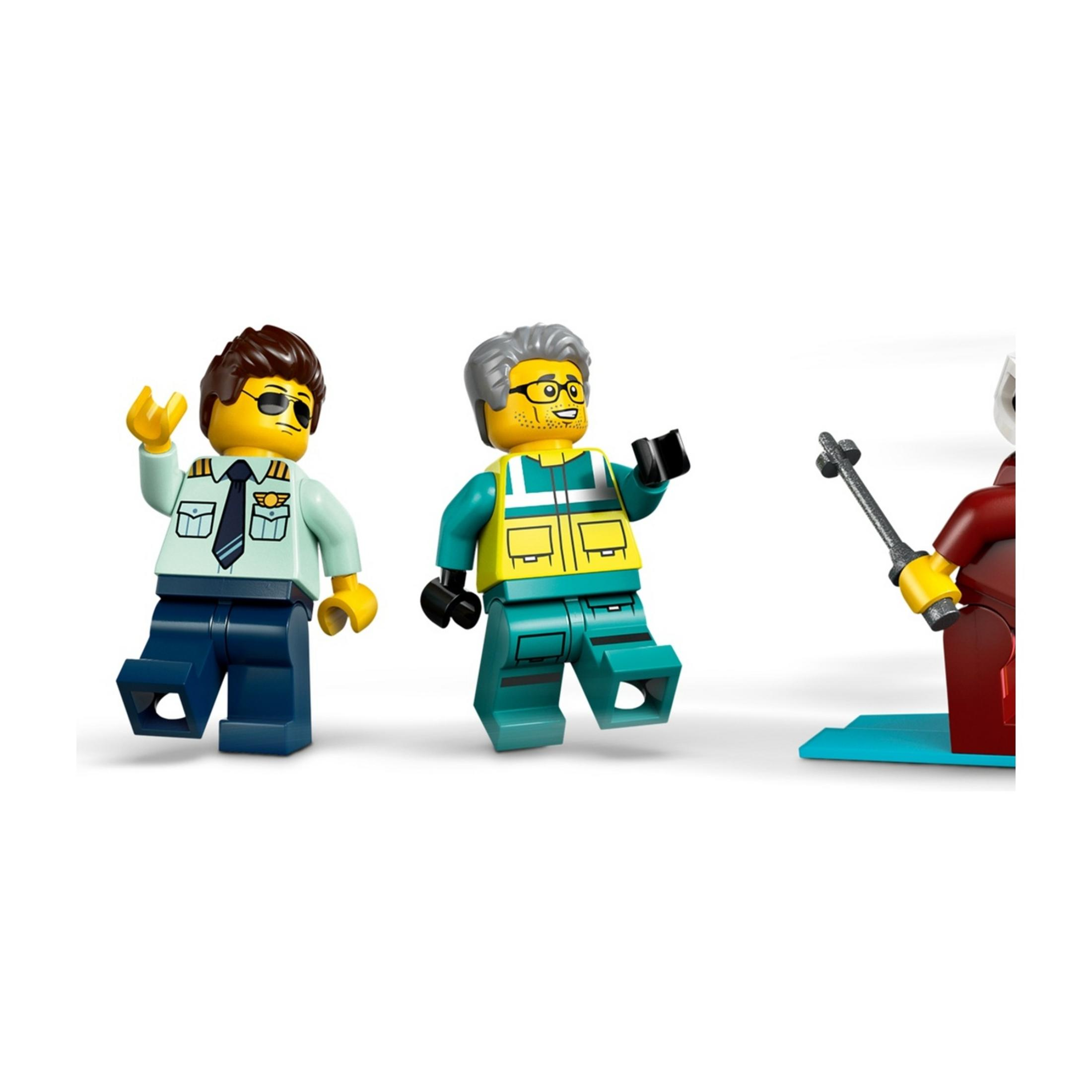 Trzy figurki Lego: pilot, pracownik budowlany i kolejna postać.