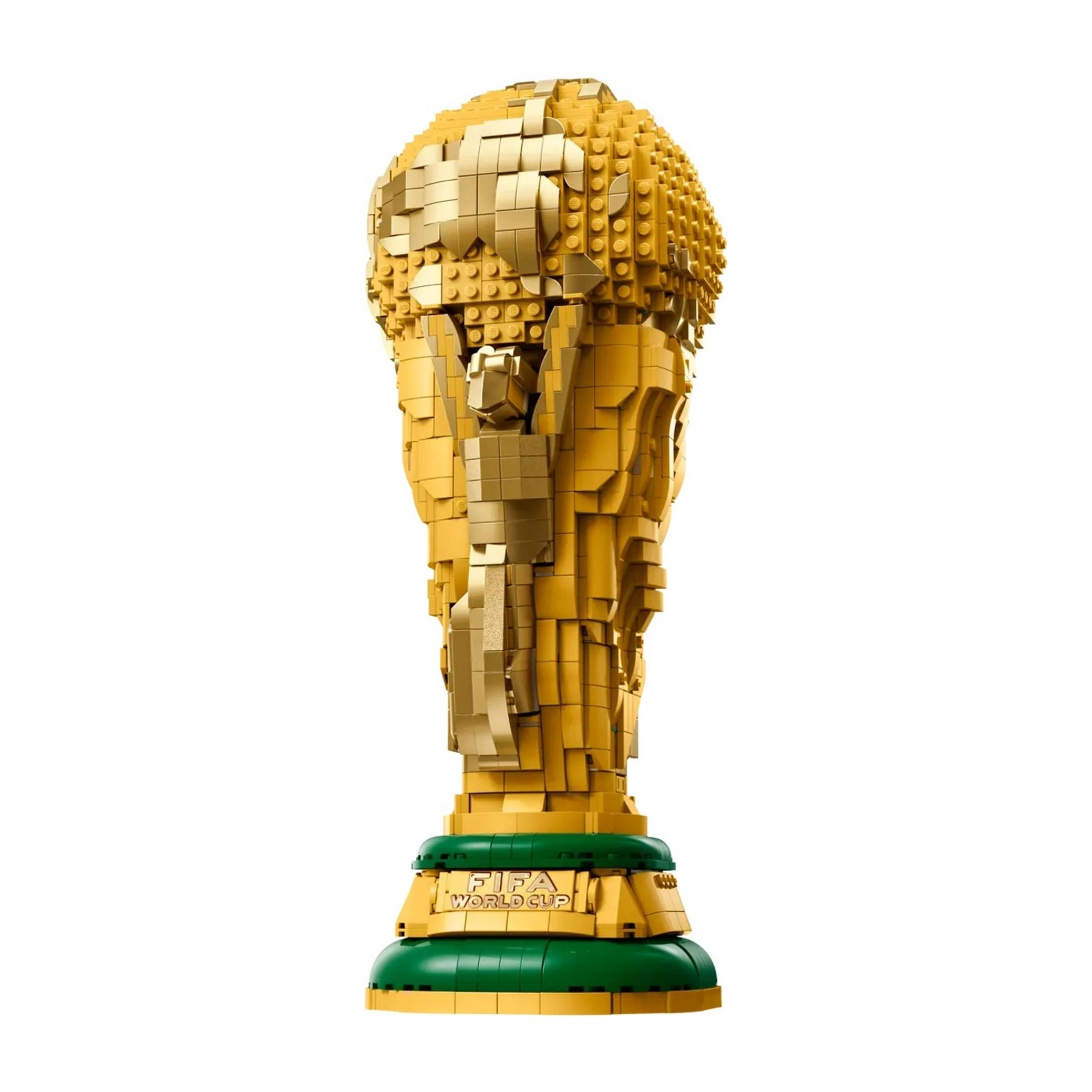 Trofeo dorado de Lego de la Copa Mundial de la FIFA con base verde, mostrando el premio.