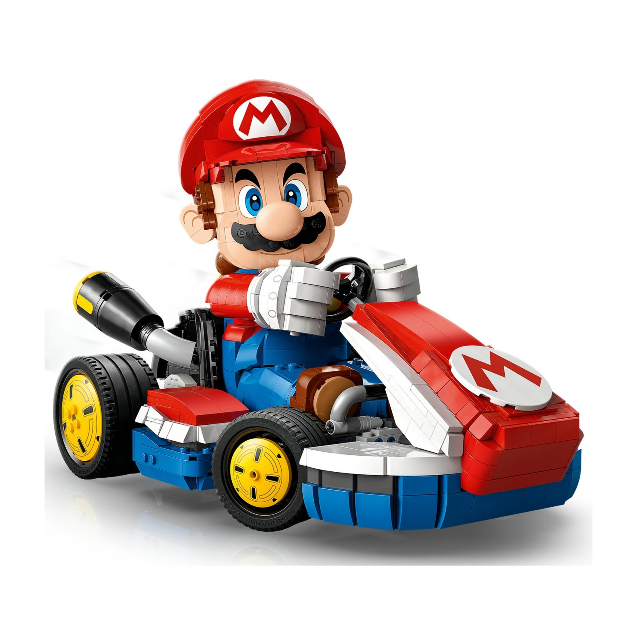 Lego Mario siede in un go-kart rosso e blu con ruote gialle e un tubo di scarico.