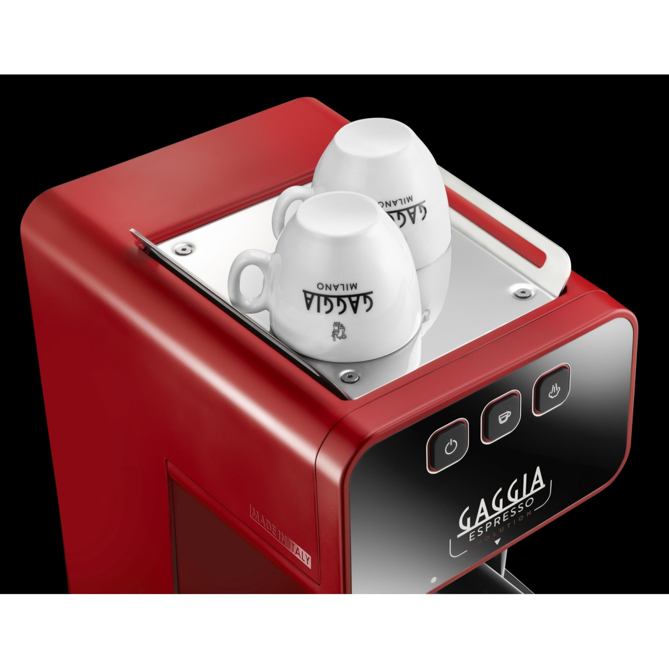 Czerwony ekspres Gaggia z dwoma białymi filiżankami na wierzchu.