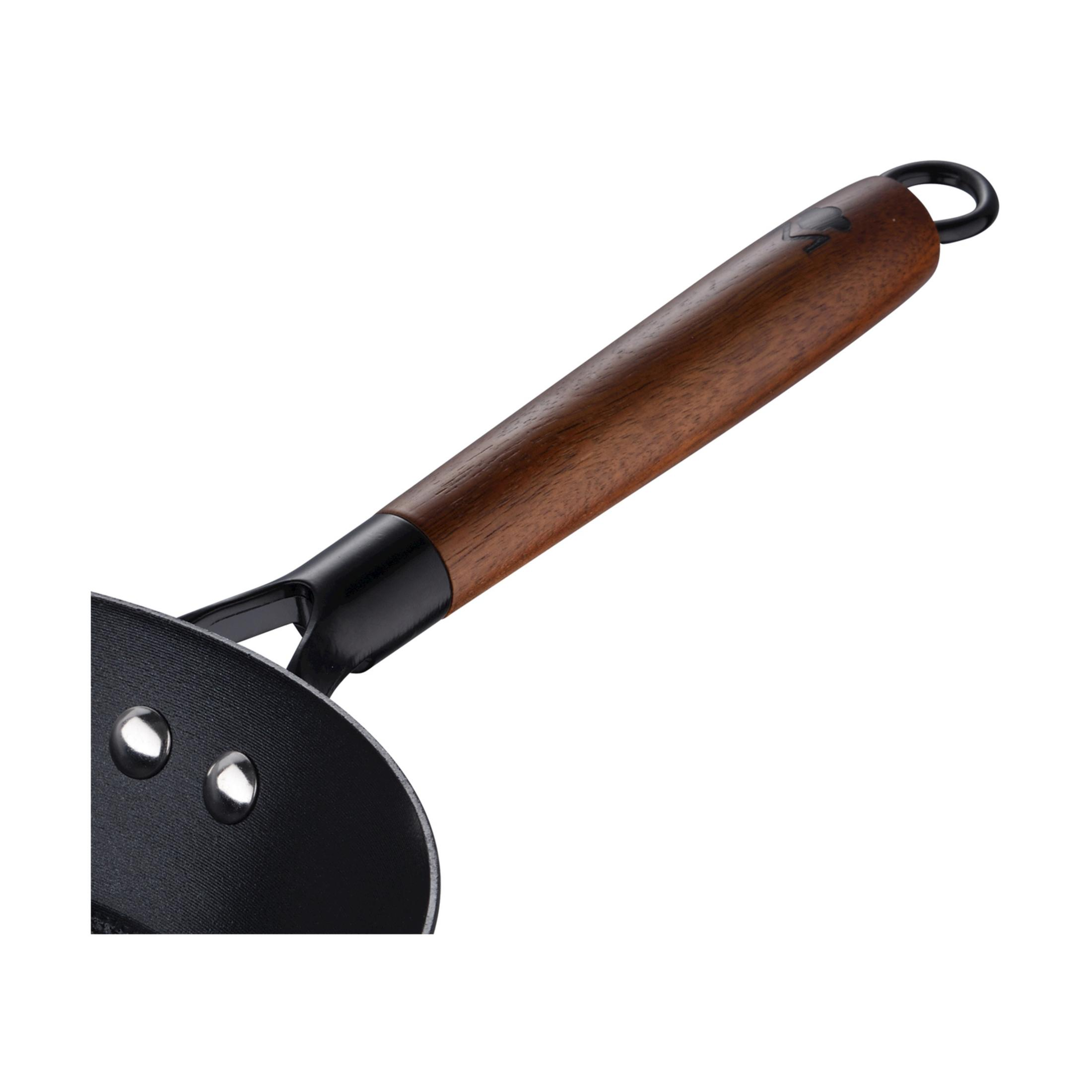 Primo piano del manico in legno di una padella con anello metallico nero e logo.
