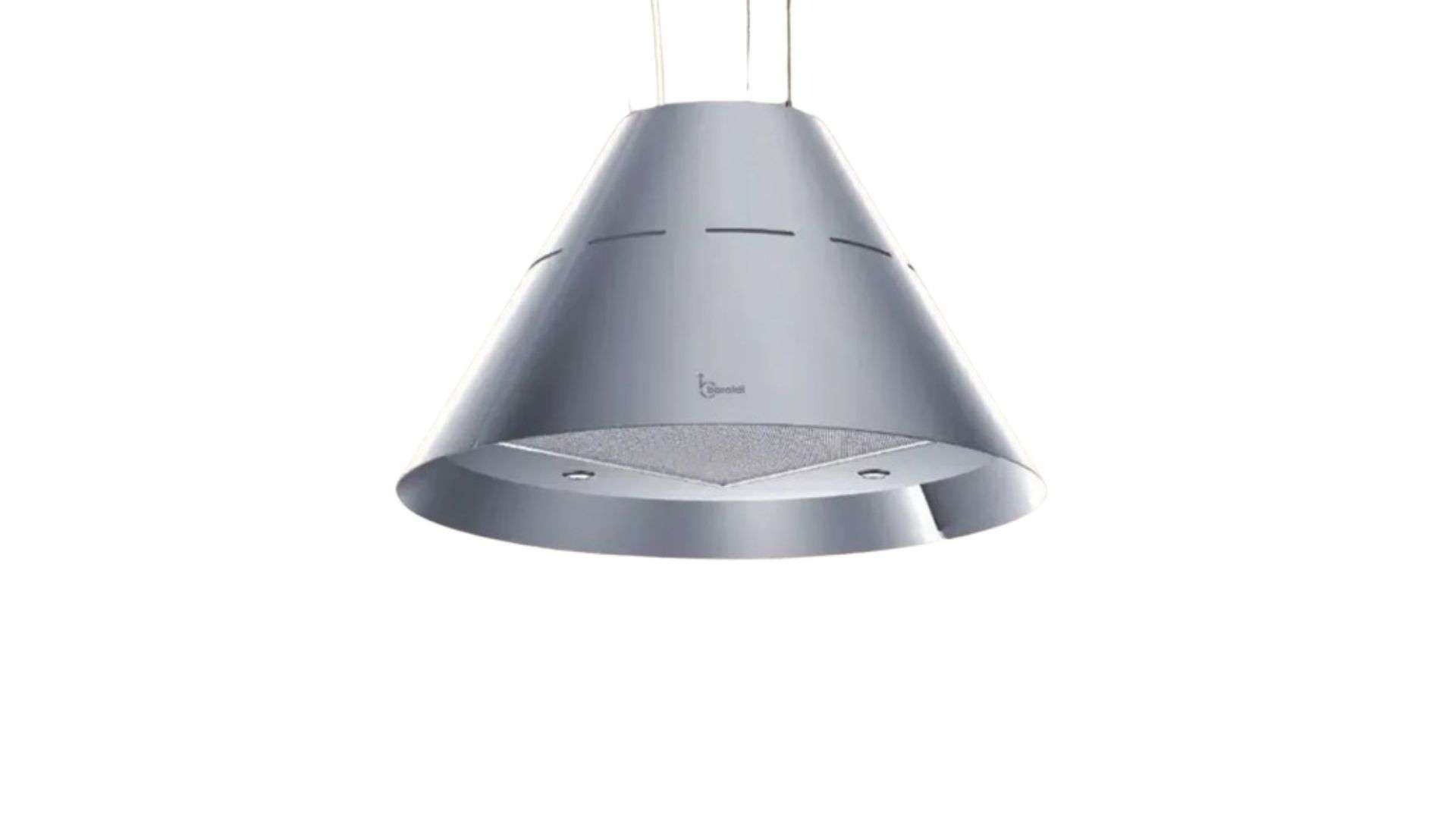 Una cappa da cucina grigia a forma di cono con filtro argentato pende da cavi.