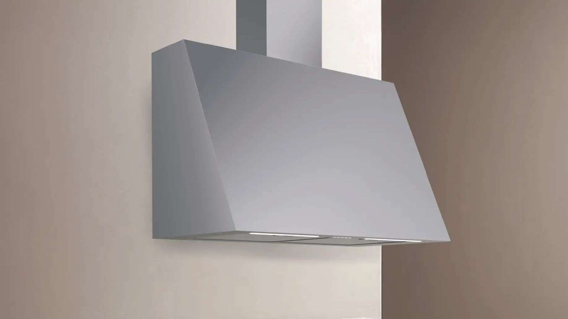 Cappa angolare grigia montata su parete beige con accento marrone scuro.