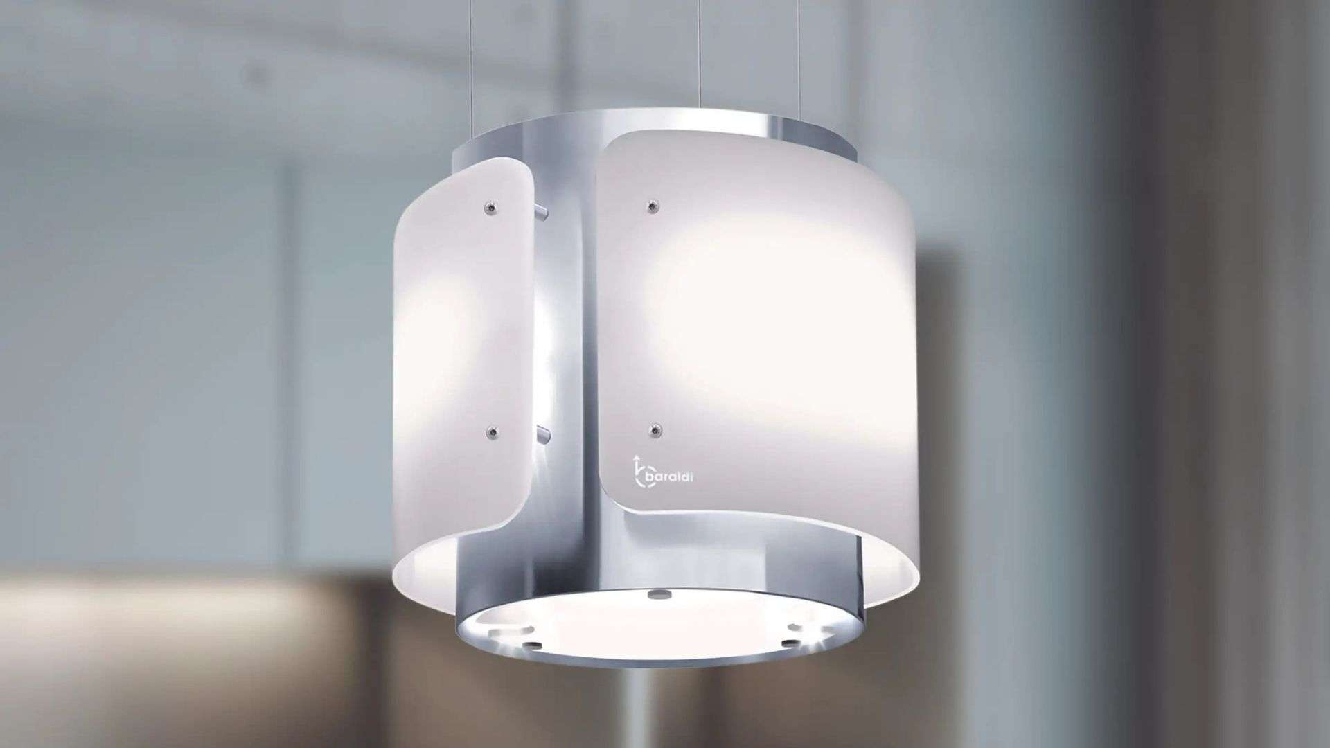 Una moderna lampada da soffitto con accenti metallici argentati e pannelli bianchi traslucidi.