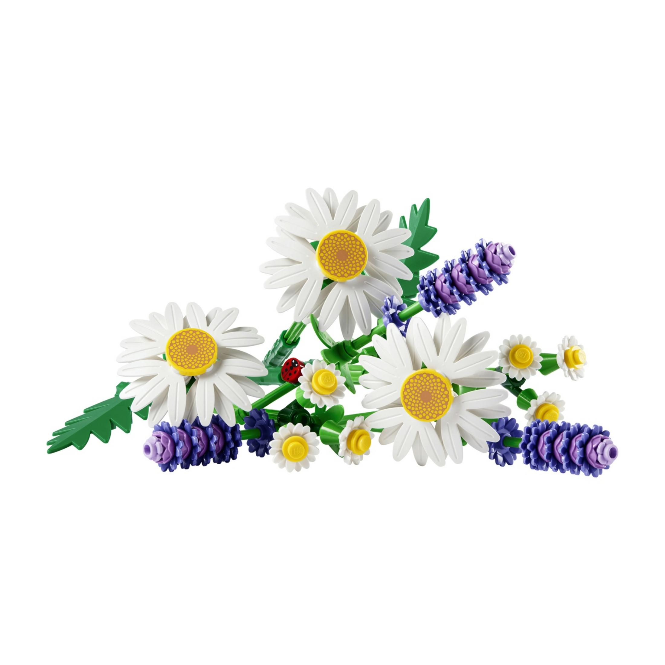 Un bouquet Lego con margherite, lavanda e coccinella su sfondo bianco.