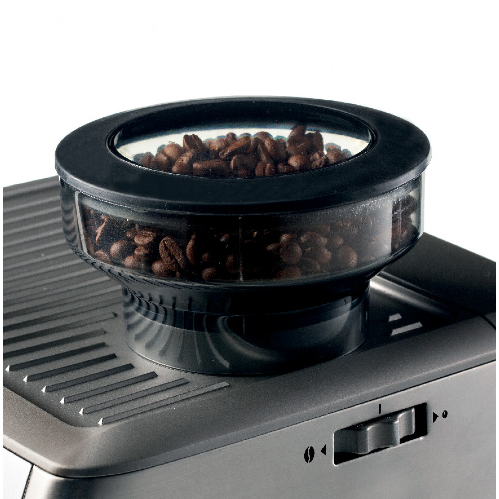 Kaffeebohnenbehälter einer Kaffeemaschine mit braunen Bohnen.