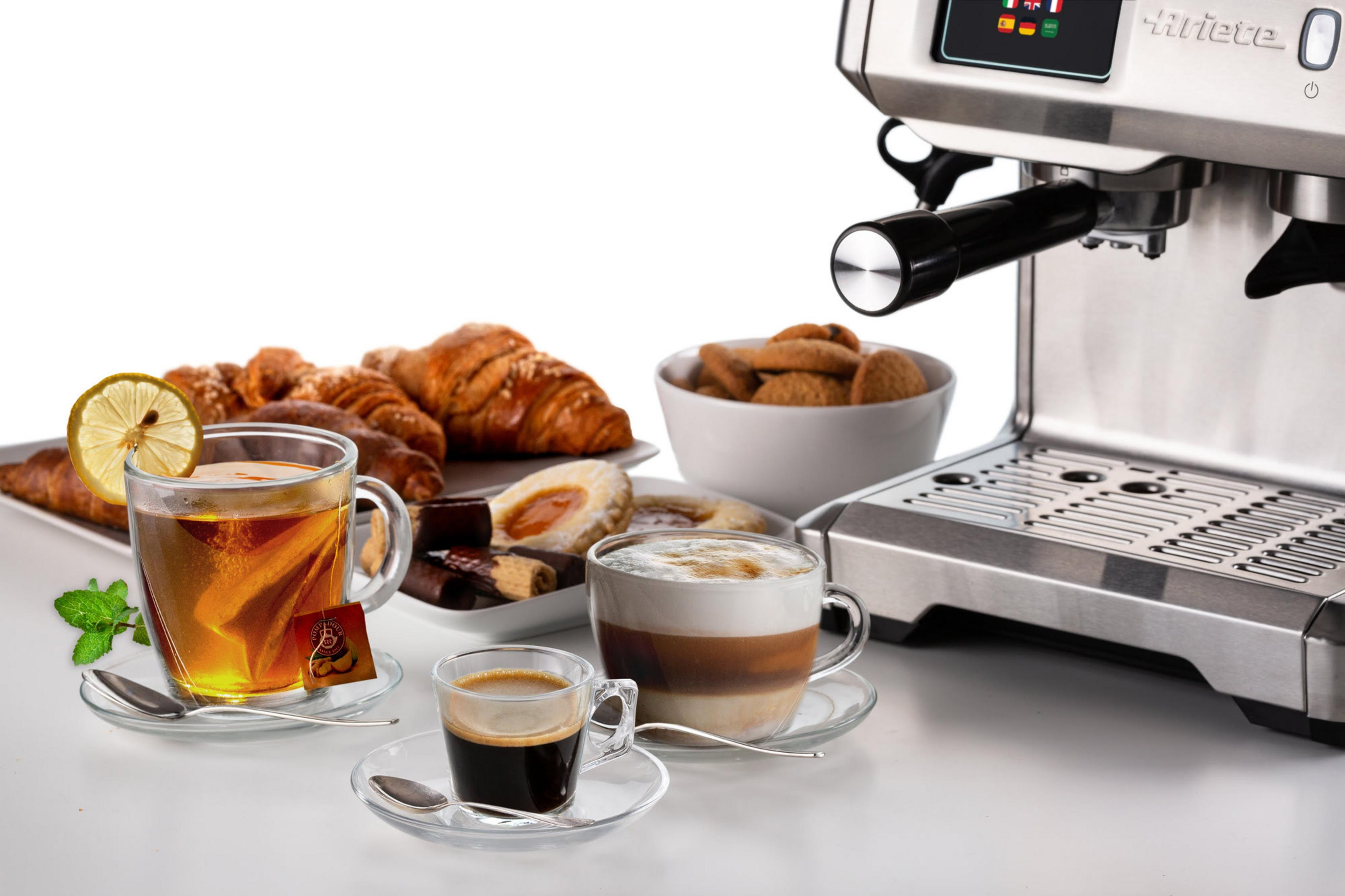 Kaffeevollautomat mit Gebäck: Croissants, Kekse, Kekse und Tee.