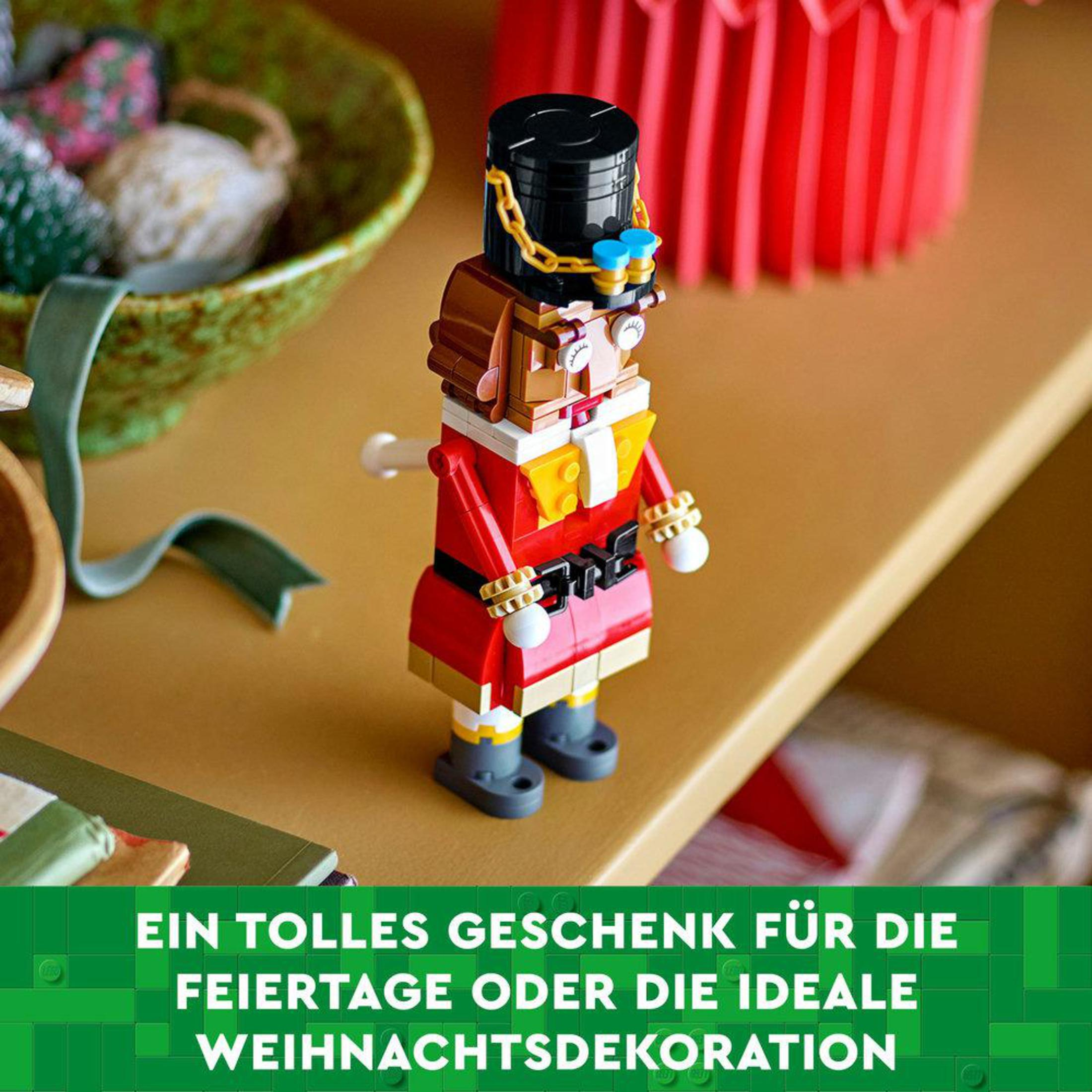 Żołnierz Lego w czerwonym mundurze i czarnym kapeluszu stoi na stole.