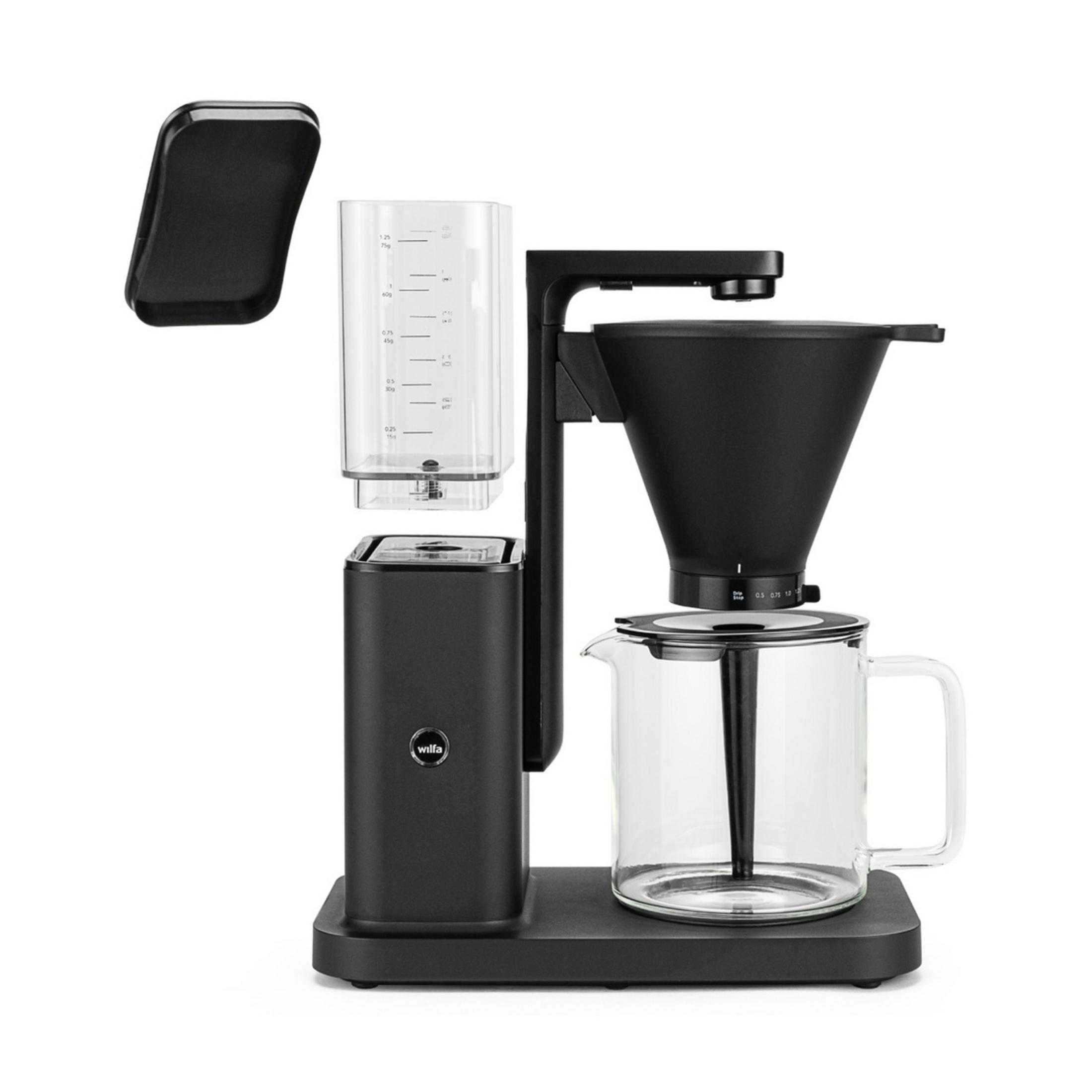 Macchina da caffè nera con caraffa in vetro e misurino.