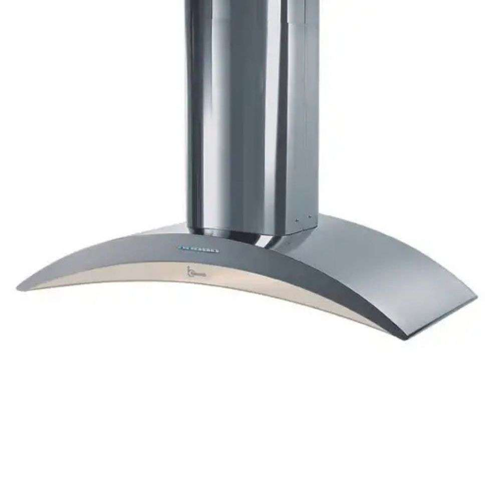 Cappa moderna in acciaio inox con cappa curva e canna fumaria.