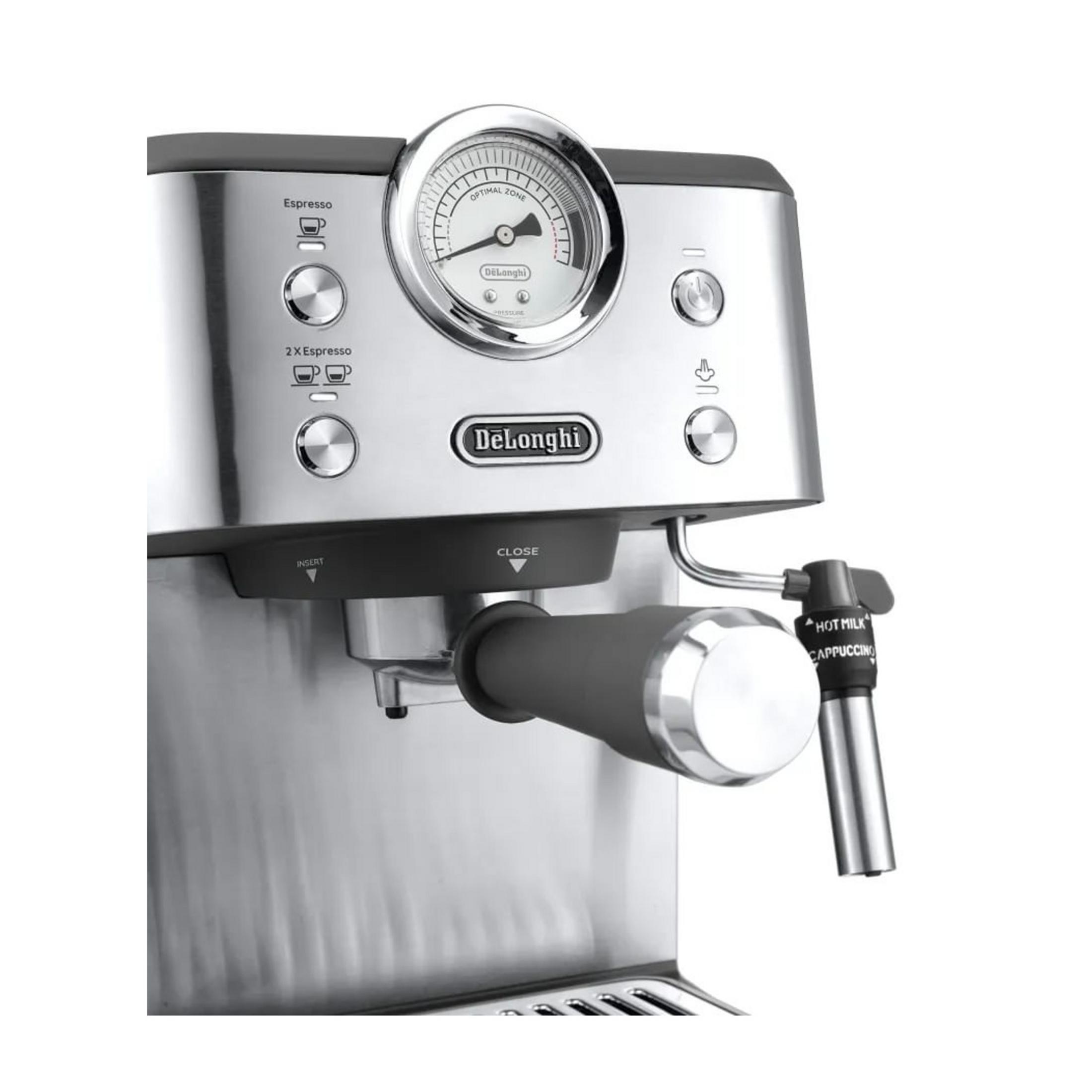 Una máquina de espresso DeLonghi plateada con un manómetro y botones de control.