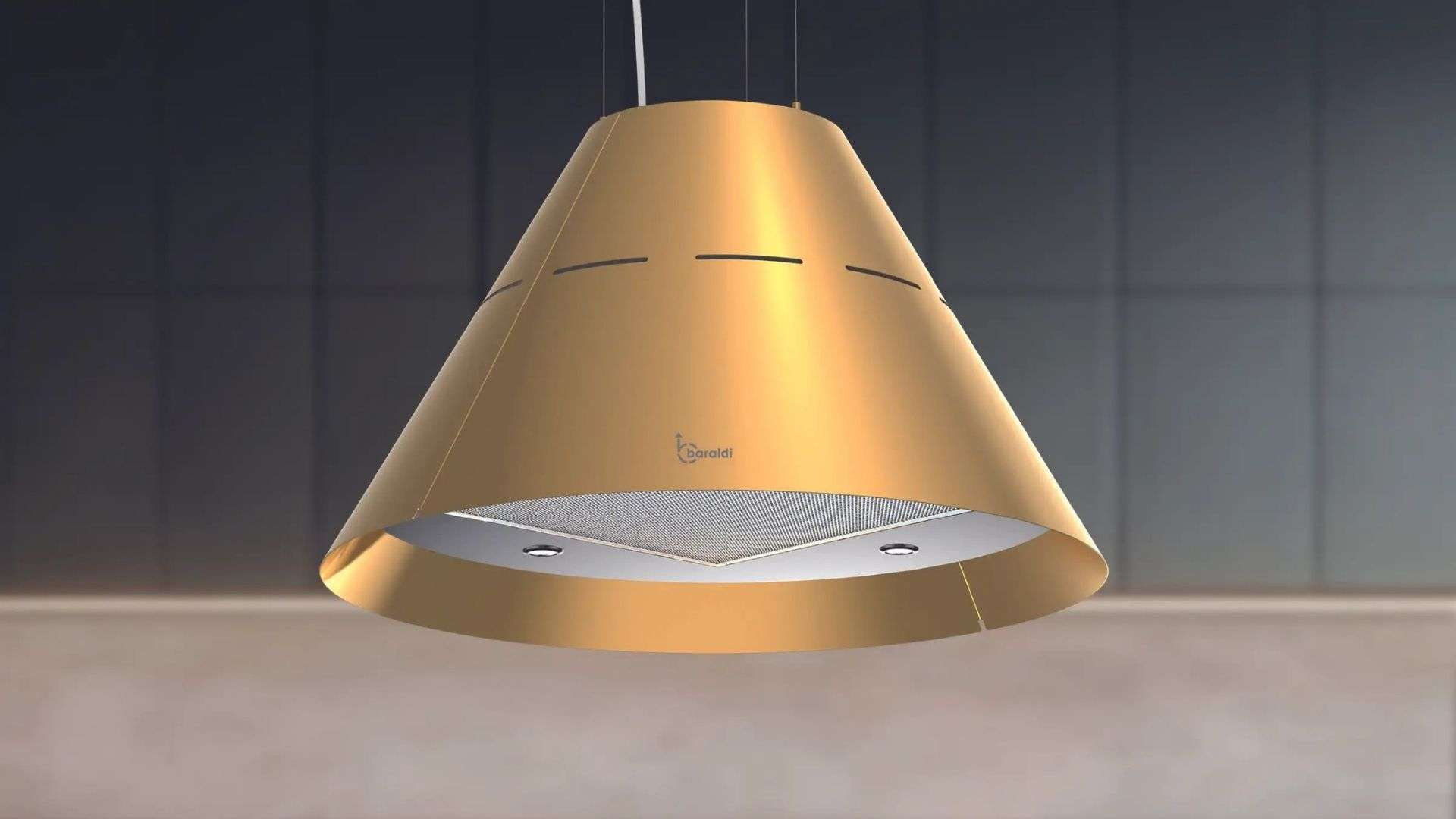 Una cappa aspirante dorata conica con fessure di ventilazione e lucentezza metallica.