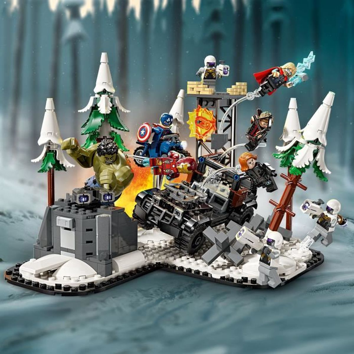 Hulk, Captain America, Iron Man und Thor kämpfen gegen Schurken in einer verschneiten Lego-Szene.