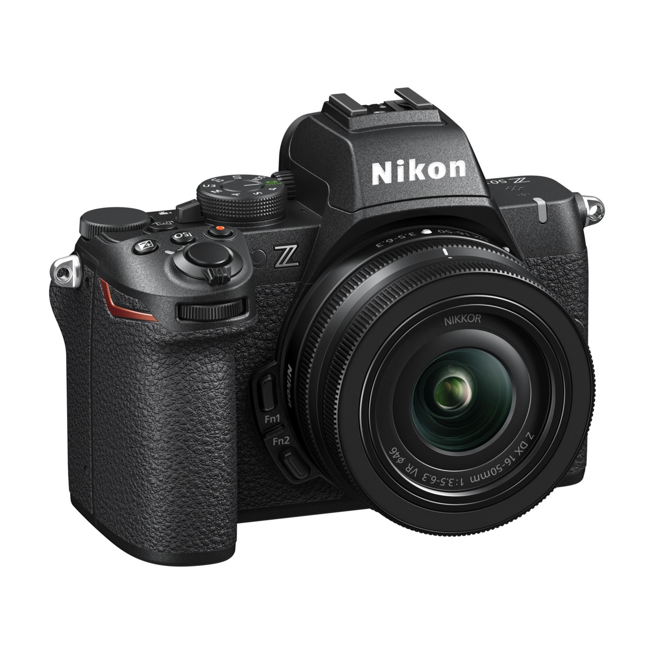 Una fotocamera Nikon Z50 nera con obiettivo Nikkor, su sfondo bianco.