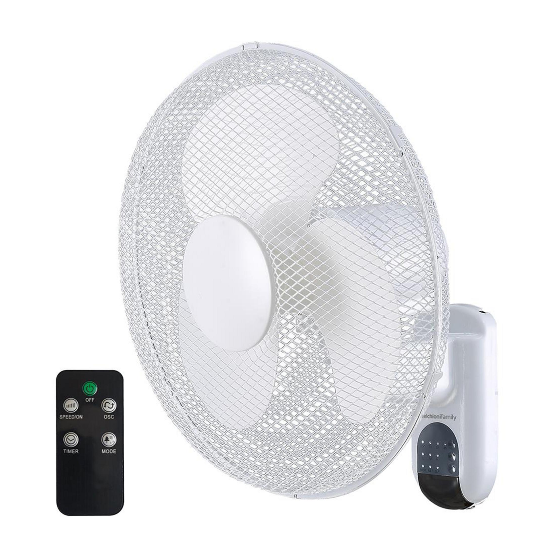 Un ventilatore bianco da parete con telecomando.