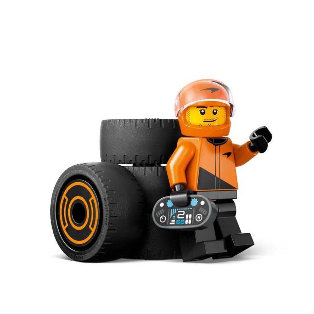 Lego-figuur in oranje racepak met helm houdt controller vast naast zwarte banden.