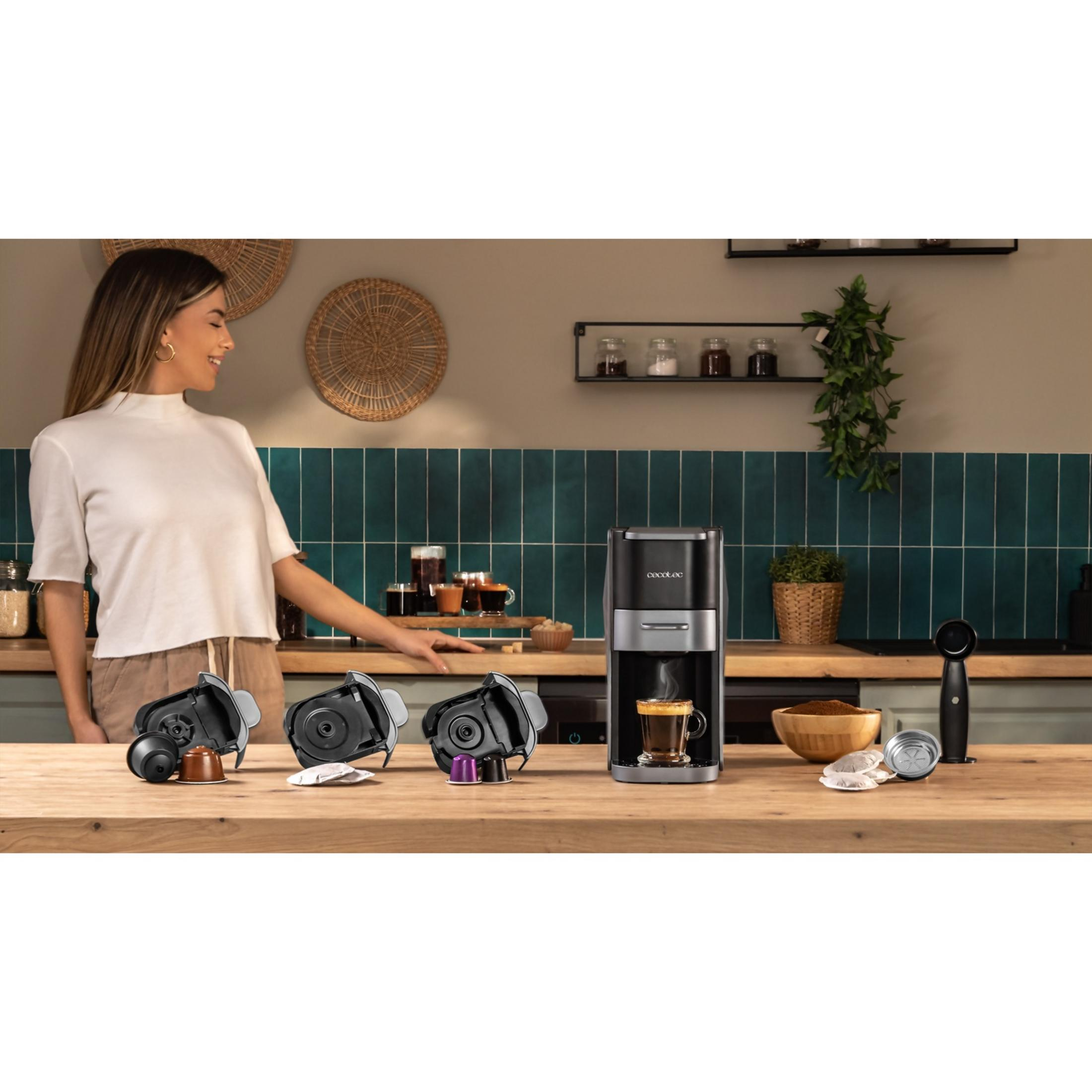 Kobieta stoi w kuchni obok ekspresu do kawy z kapsułkami.