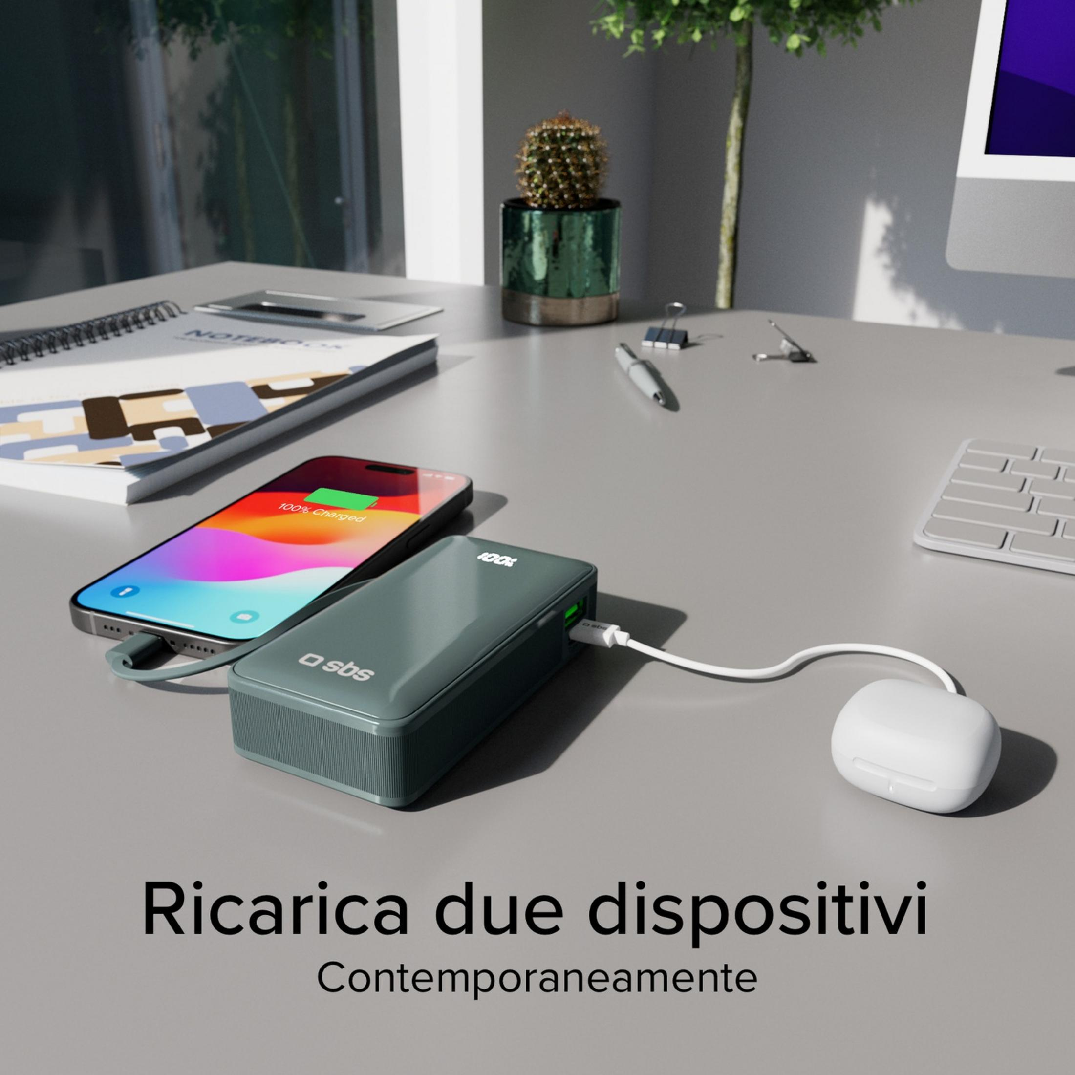 Uno smartphone e auricolari si caricano da un power bank su una scrivania.