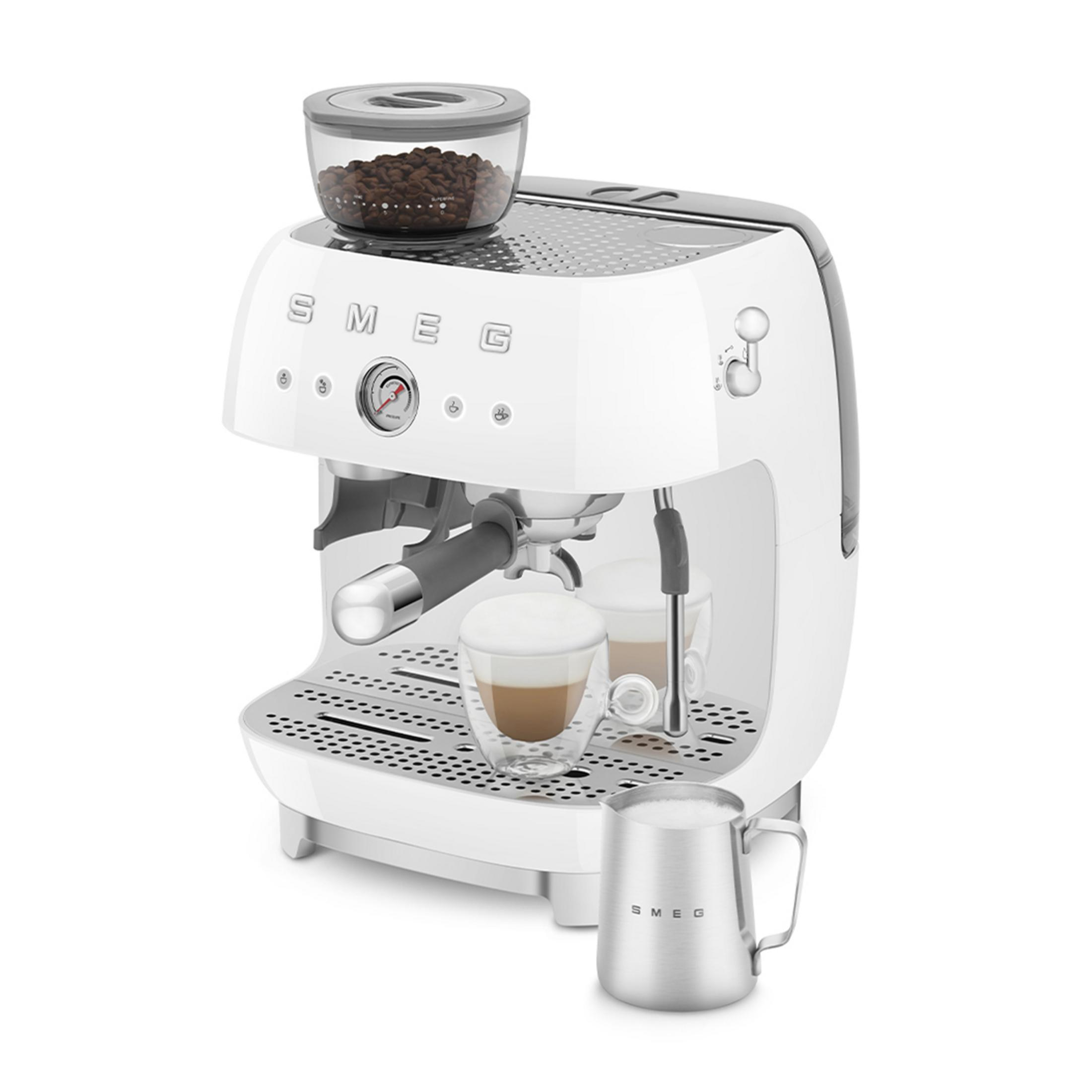 Een witte espressomachine met een koffiebonenreservoir en twee koppen espresso.