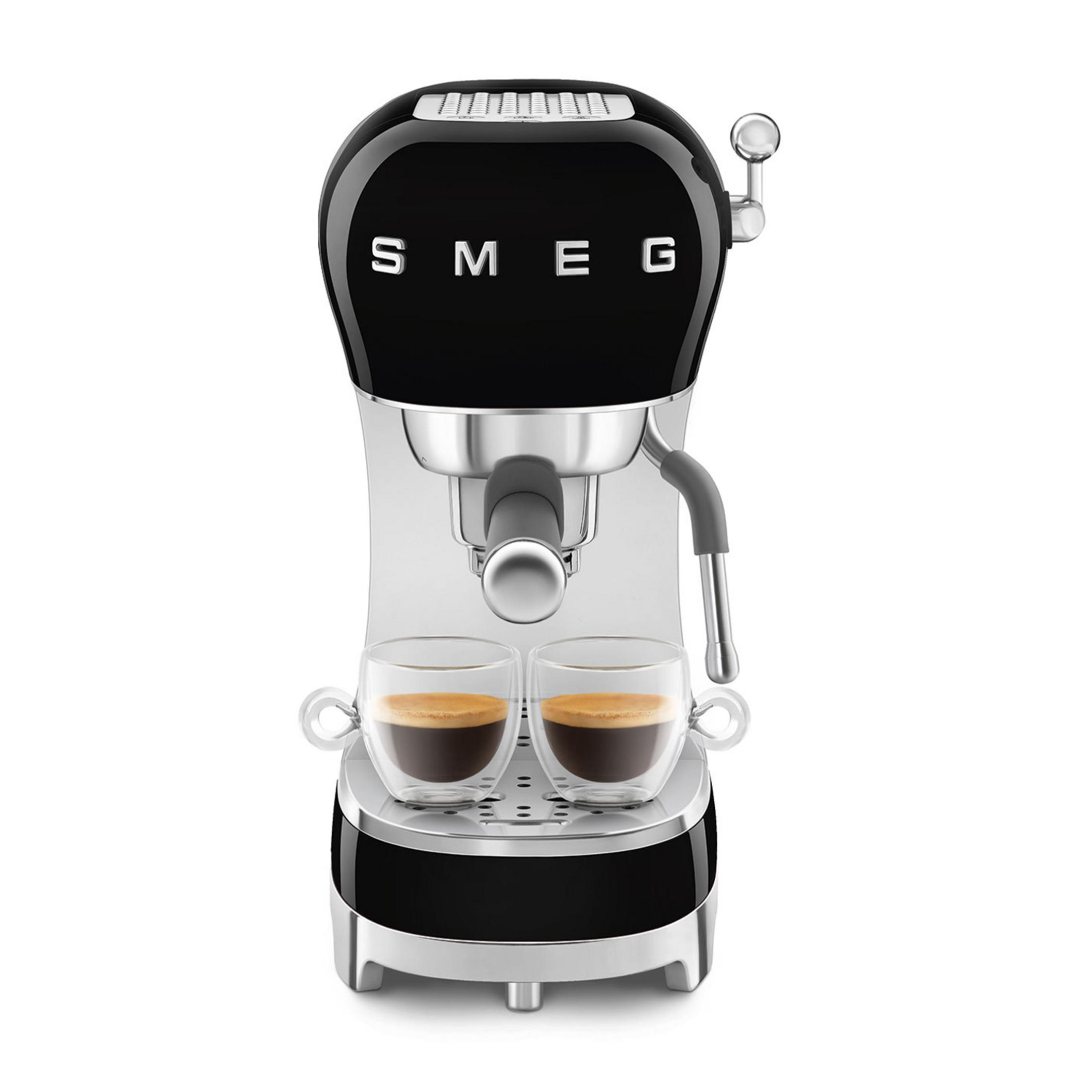 İki dolu bardaklı siyah Smeg espresso makinesi.