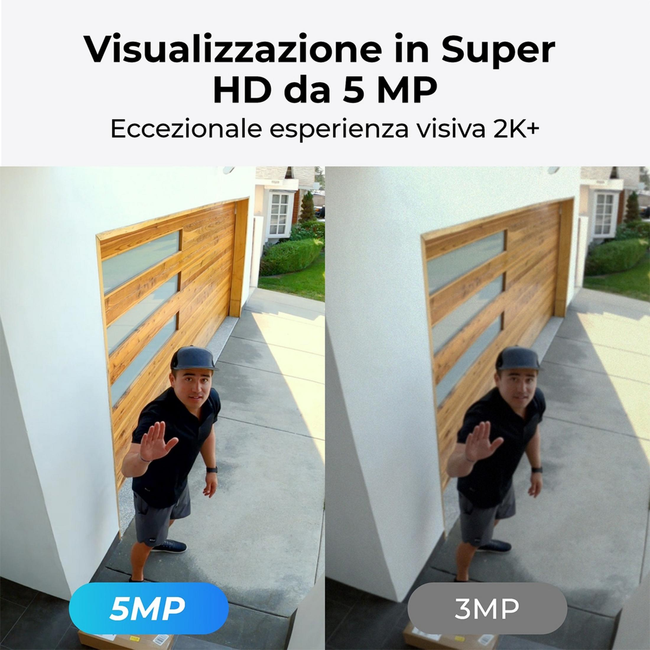 Mężczyzna macha przed drewnianą bramą, porównanie 5MP vs 3MP.