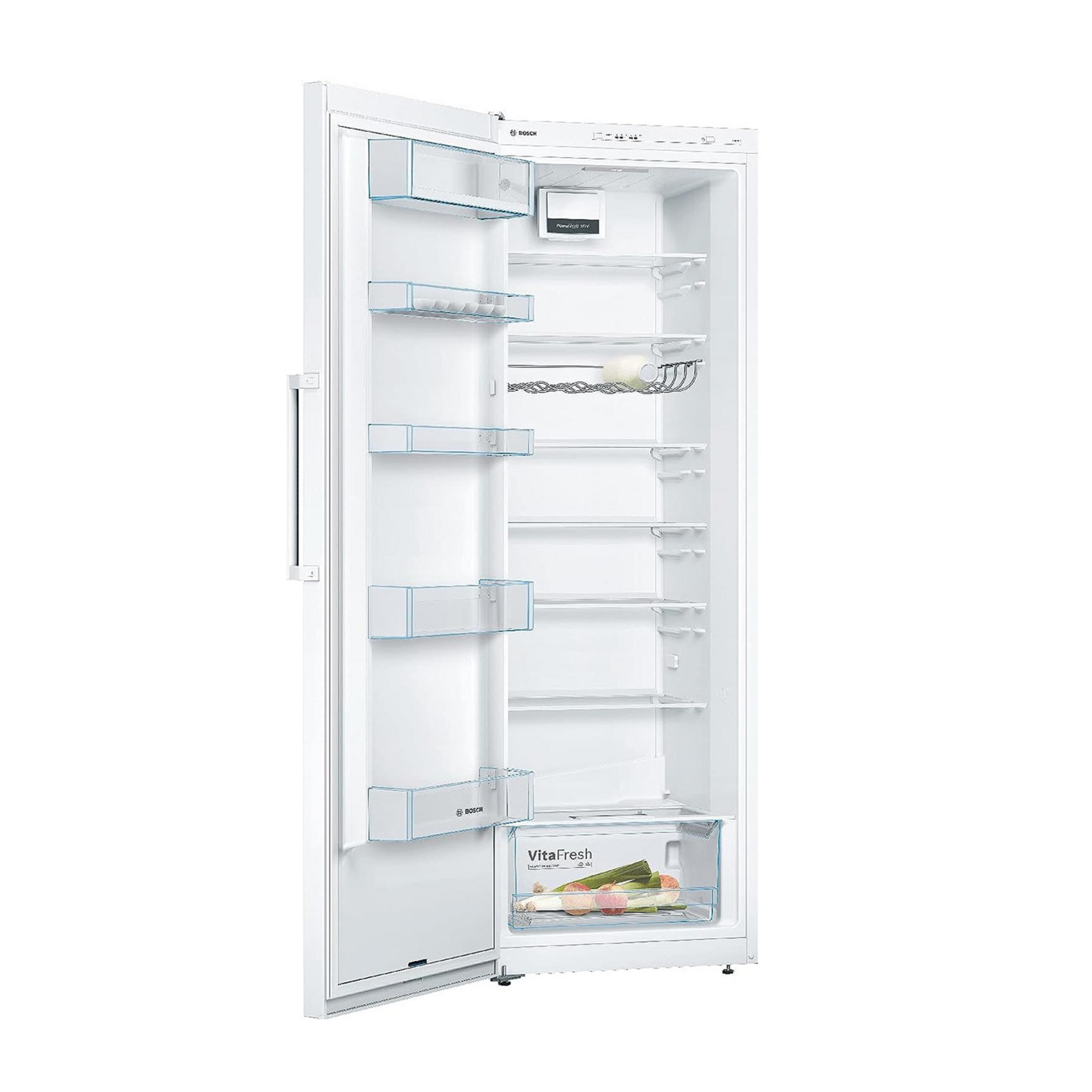 Un refrigerador blanco abierto con múltiples estantes y un cajón para verduras con productos.