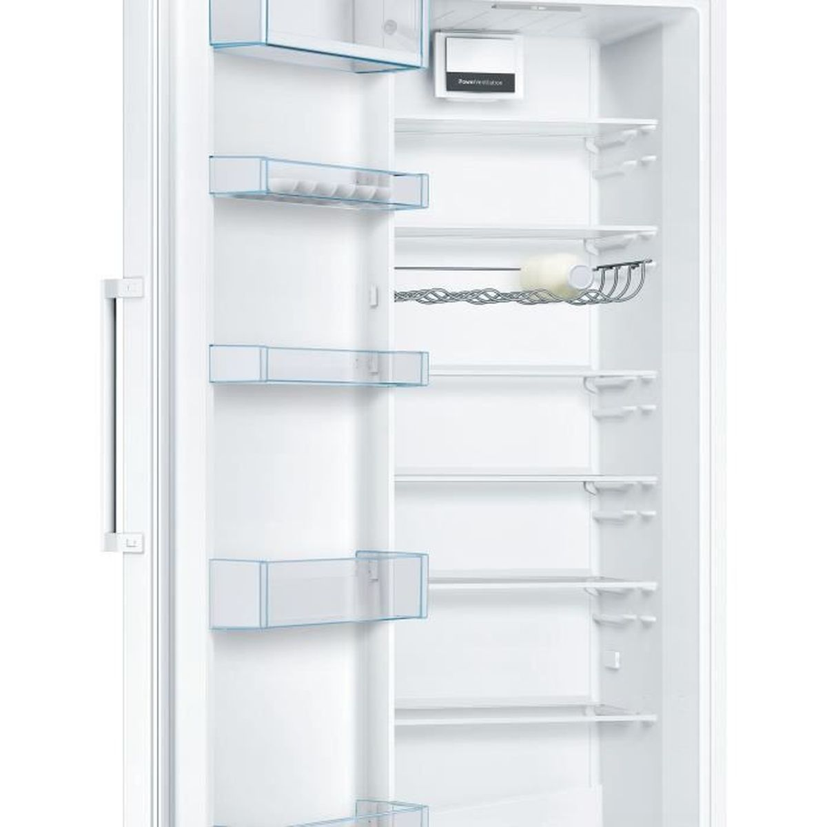 Un refrigerador blanco vacío con estantes y compartimentos en la puerta. Una botella en un estante.
